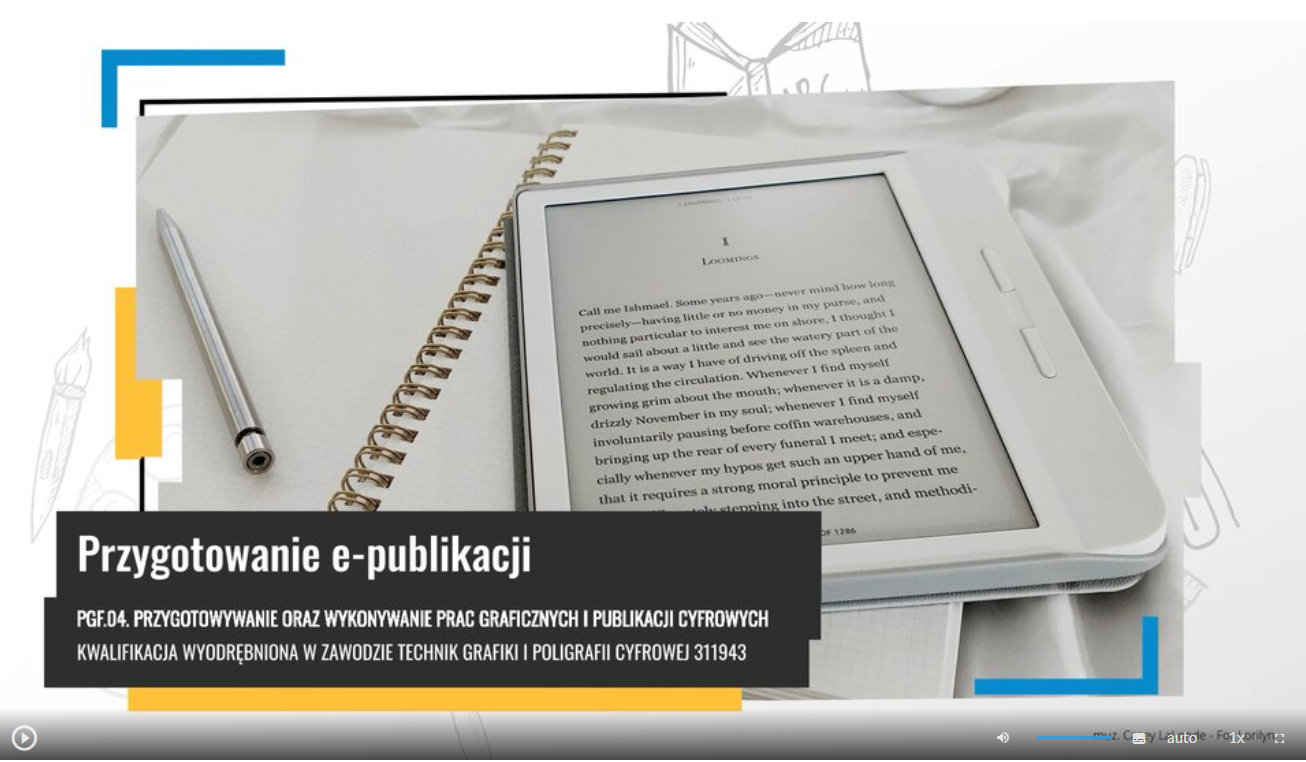 Zdjęcie przedstawia widok ekranu odtwarzania filmu edukacyjnego. Widoczny jest  tablet położony na otwartym zeszycie, na którym leży również ołówek. W lewym dolnym rogu widoczny jest napis z białych liter na czarnym tle – tytuł filmu Przygotowanie e‑publikacji, oraz PGF.04. Przygotowywanie oraz wykonywanie prac graficznych i publikacji cyfrowych Kwalifikacja wyodrębniona w zawodzie Technik grafiki i poligrafii cyfrowej 311943.