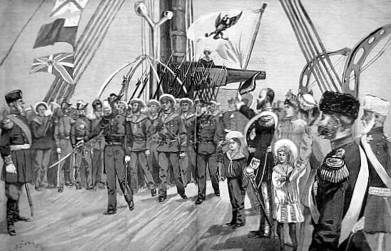 Ilustracja przedstawia ludzi na pokładzie. W tle liny do masztu, powiewające plagi, armata. Po środku żołnierze z karabinami na ramieniu wykonują przemarsz. W dolnym kadrze widoczne są dzieci, kobiety oraz mężczyźni ubrani po cywilnemu.  