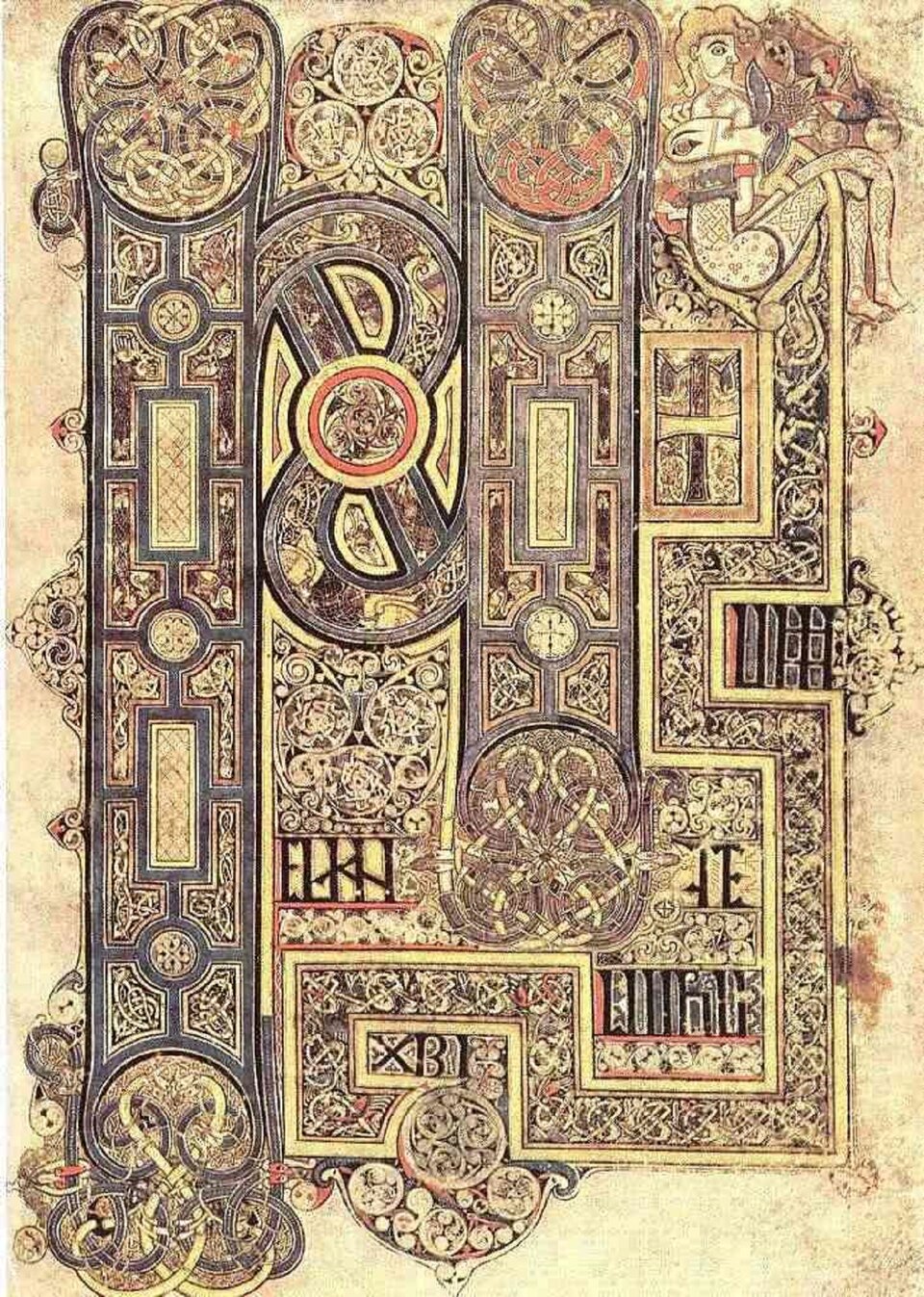 Strona manuskryptu z rozbudowanym inicjałem w formie wysokiej, pionowej kompozycji. Litera zbudowana jest z geometrycznych pól, kręgów i przeplatających się węzłów, wypełnionych misternymi ornamentami roślinnymi i plecionkami. W górnej części widoczna jest stylizowana postać ludzka wpleciona w dekorację. Kolorystyka obejmuje złoto, czerń, czerwień, zieleń i błękit na tle jasnego, postarzonego pergaminu.