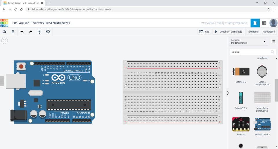 Na zrzucie ekranu przedstawione jest środowisko Tinkercad.  Ponad obszarem roboczym znajduję się tytuł: 0929 Arduino – pierwszy układ elektroniczny. W obszarze roboczym znajdują się obok siebie płytka Arduino oraz płytka stykowa z trzydziestoma wierszami. Po prawej stronie obszaru roboczego znajduje się okno z komponentami: Bateria 9 V, Bateria pastylkowa 3 V, Bateria 1,5 V, Mała płytka prototypowa, micro:bit, Arduino Uno R3.