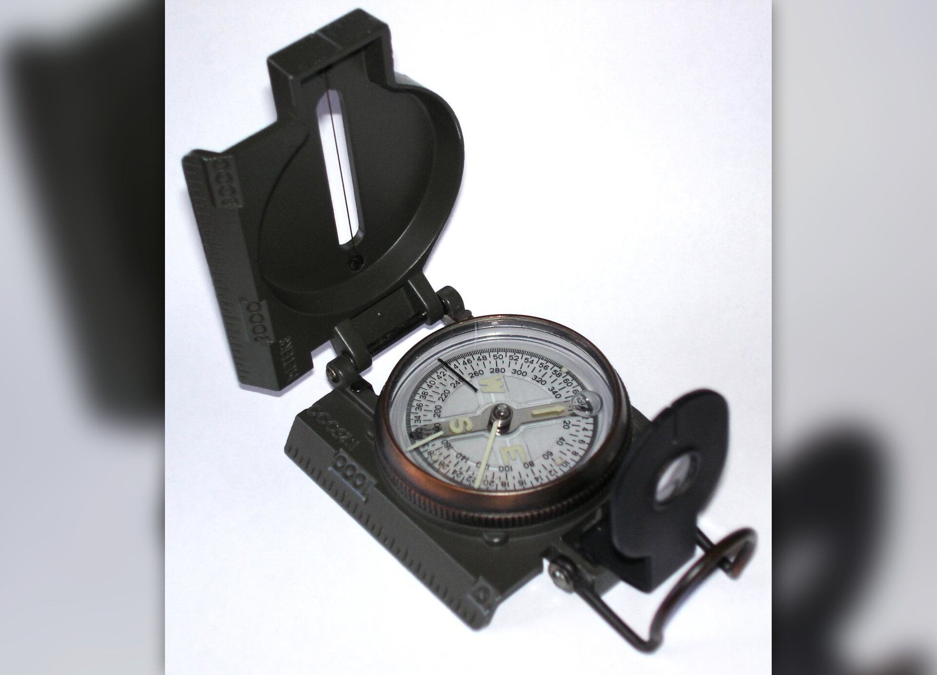 Fotografia przedstawia przyrząd do pomiaru kierunków świata - busolę