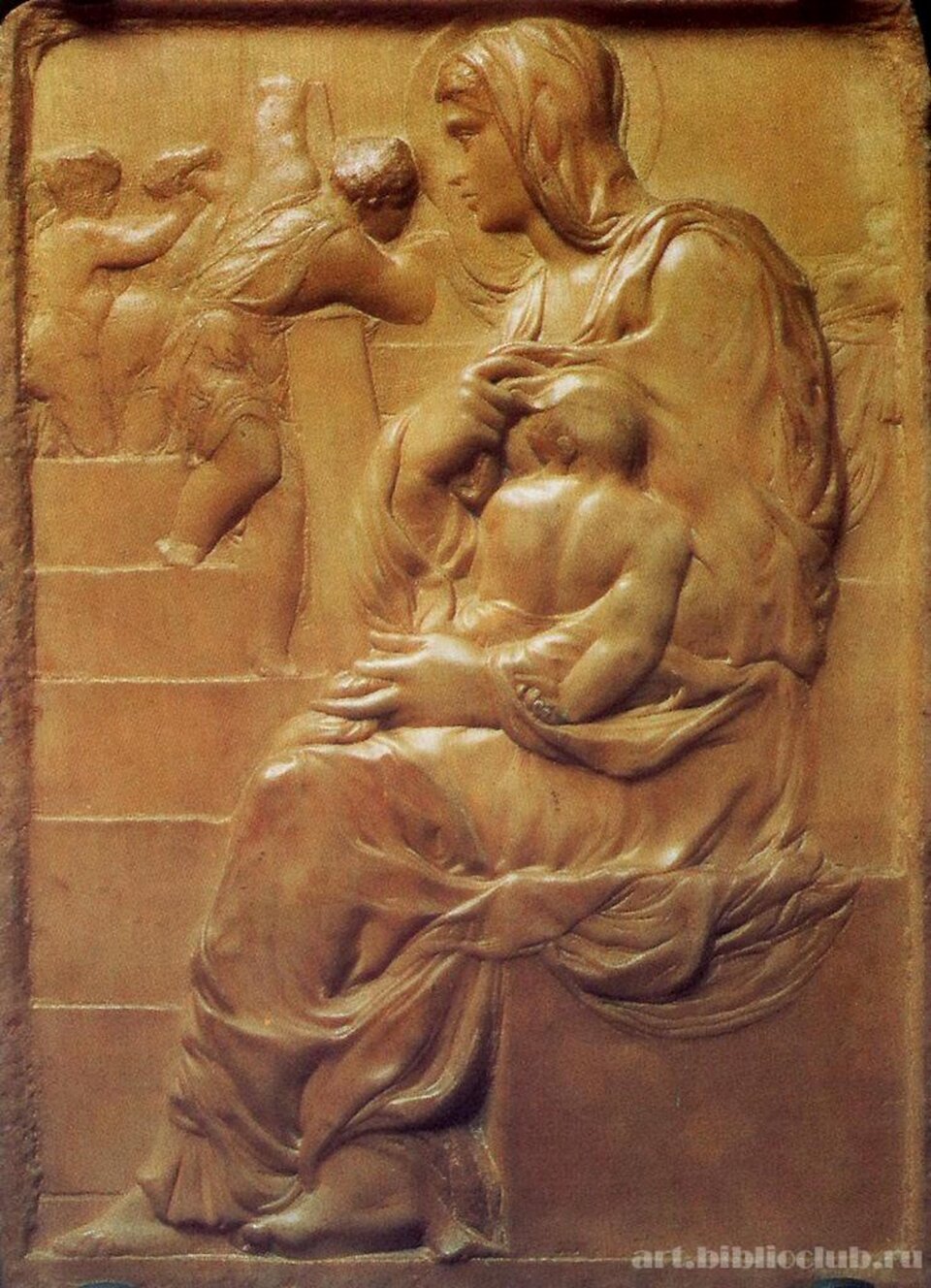 Ilustracja o kształcie pionowego prostokąta przedstawia marmurową rzeźbę Michała Anioła „Madonna przy schodach”. Ukazuje  siedzącą Matkę Boską z dzieciątkiem karmionym piersią. Kobieta ma na sobie długą, udrapowana suknie oraz założony na głowie welon. Szata miękko układa się na podeście, na którym siedzi postać.  Prawą ręką podtrzymuje uniesiony rąbek szaty.  Po lewej stronie znajdują się chody z poręczą. Na ich wyższych stopniach zabawiają się dzieci. 