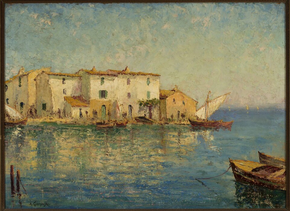 Obraz przedstawia nadmorski pejzaż. Po prawej stronie są zacumowane dwie niewielkie drewniane łodzie. W głębi ukazane są trzykondygnacyjne budynki z płaskimi dachami. Przy wąskim nabrzeżu stoją niewielkie łodzie i żaglówki. Ukazane są nieliczne postaci mieszkańców. Niebo jest jasne.