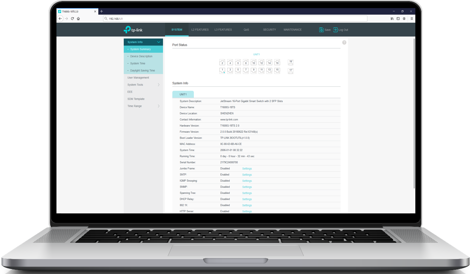 Ilustracja przedstawia laptopa z stroną konfiguracyjną rutera na ekranie.  Po lewej stronie znajduje się menu z różnymi opcjami.  Zaznaczona jest zakładka system.  Poniżej znajduje się tabela z informacjami System Info.  Znajdują się tam takie pola jak:  system description, device name, device location, concact information, MAC address oraz wiele innych.