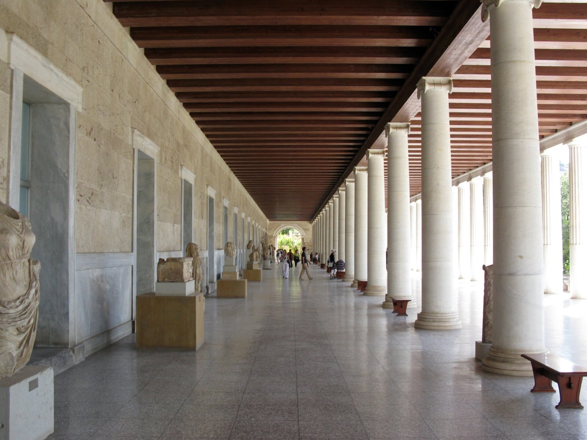 Zdjęcie przedstawia piękną starogrecką halę, wspartą na licznych kolumnach. Jest to Stoa (hala) Attalosa w Atenach.