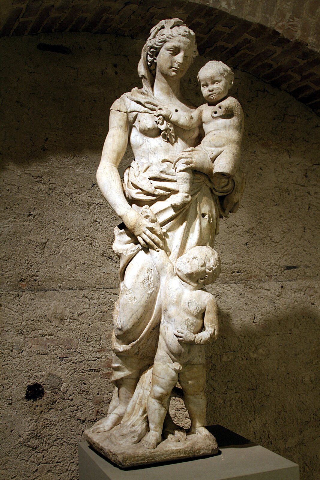 Ilustracja przedstawia posąg, który przedstawia Rea Sylwia, która trzyma na ręce jednego z synów, drugi natomiast stoi obok niej. Chlopcy są nadzy, kobieta ubrana jest w długą szatę.