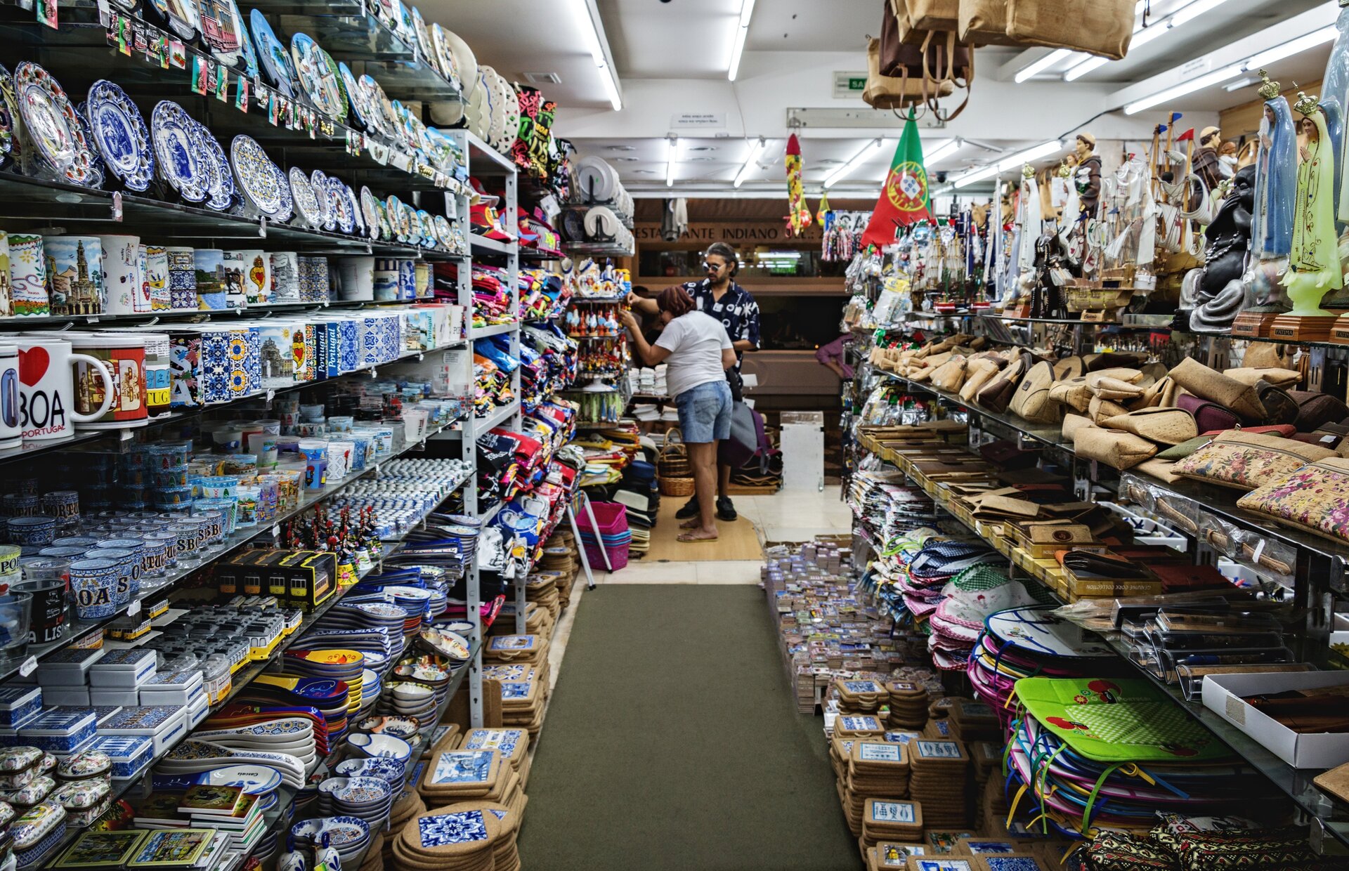 Grafika przedstawia sklep z różnymi pamiątkami. 