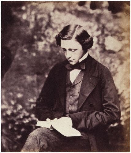 Autoportret Źródło: Lewis Carroll, Autoportret, 1857, domena publiczna.