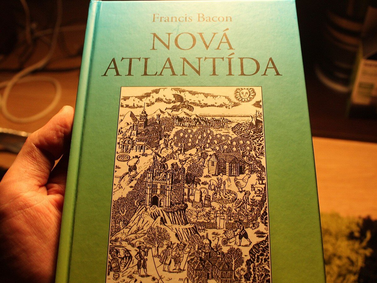 Zdjęcie przedstawia książkę trzymaną w dłoni. Na okładce książki znajduje się rysunek miasta. Nad nim jest napis Francis Bacon. Nová atlantída&lt;/cite.&gt;.