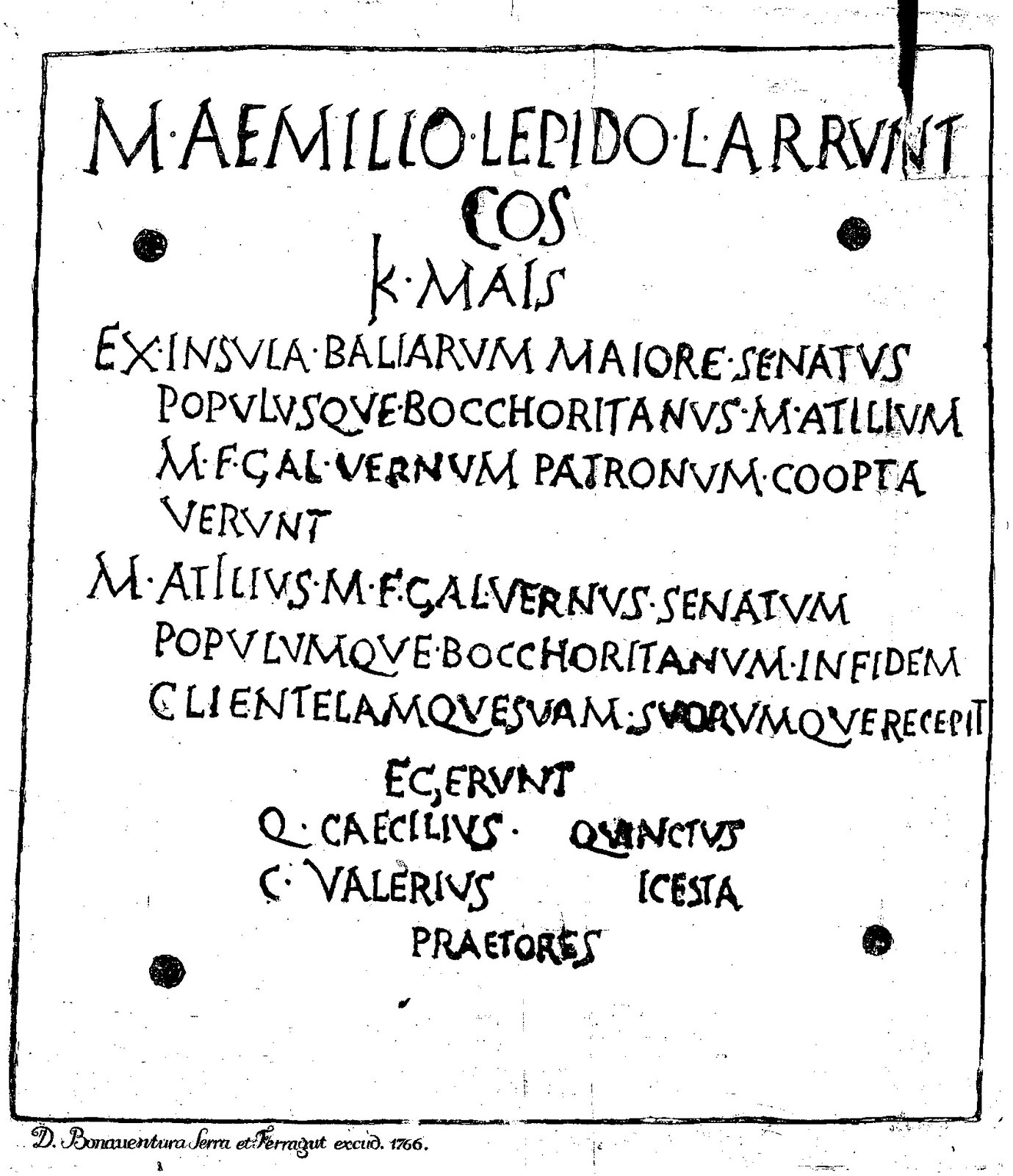 Rysunek przedstawia białą kartkę, na której umieszczono czarne obramowanie oraz obecny w nim tekst. Jest to czternaście linijek czarnych liter. Niedaleko każdego z czterech rogów obramowania, po jego wewnętrznej stronie, umieszczono dużą, czarną kropkę. Blisko prawego górnego rogu umieszczono element przypominający czarny spinacz. Tekst jest w języku łacińskim. Na dole rysunku obecny jest napis wykonany mniejszymi literami, zakończony datą – 1766.