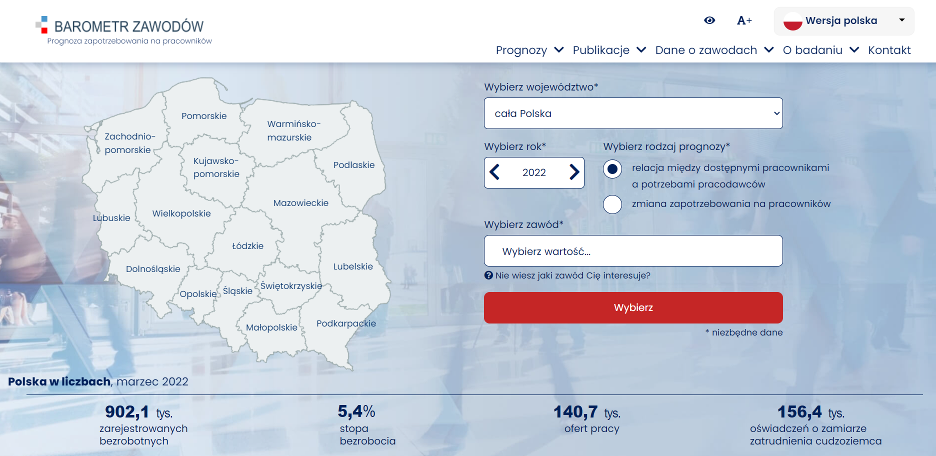 Kliknij aby powiększyć Zdjęcie przedstawia stronę startową "Barometru zawodów". W lewym górnym rogu widoczny jest napis: "BAROMETR ZAWODÓW prognoza zapotrzebowania na pracowników". Pod nim znajduje się mapa konturowa Polski z wyszczególnionymi województwami. Po jej prawej stronie umieszczono wyszukiwarkę, w której można wybrać: województwo, rok, rodzaj prognozy (relacja między dostępnymi pracownikami a potrzebami pracodawców; zmiana zapotrzebowania na pracowników) oraz zawód. Na dolnym pasku widać statystyki za marzec 2022: zarejestrowanych bezrobotnych 902,1 tys., stopę bezrobocia 5,4%, oferty pracy 140,7 tys., oświadczenia o zamiarze zatrudnienia cudzoziemca 156,4 tys. W prawym górnym rogu są przyciski do zmiany kontrastu, wielkości fontu, wersji językowej. Pod nimi listy rozwijane zatytułowane Prognozy, Publikacja, Dane o zawodach, O badaniu. Na samym końcu jest strona Kontakt.