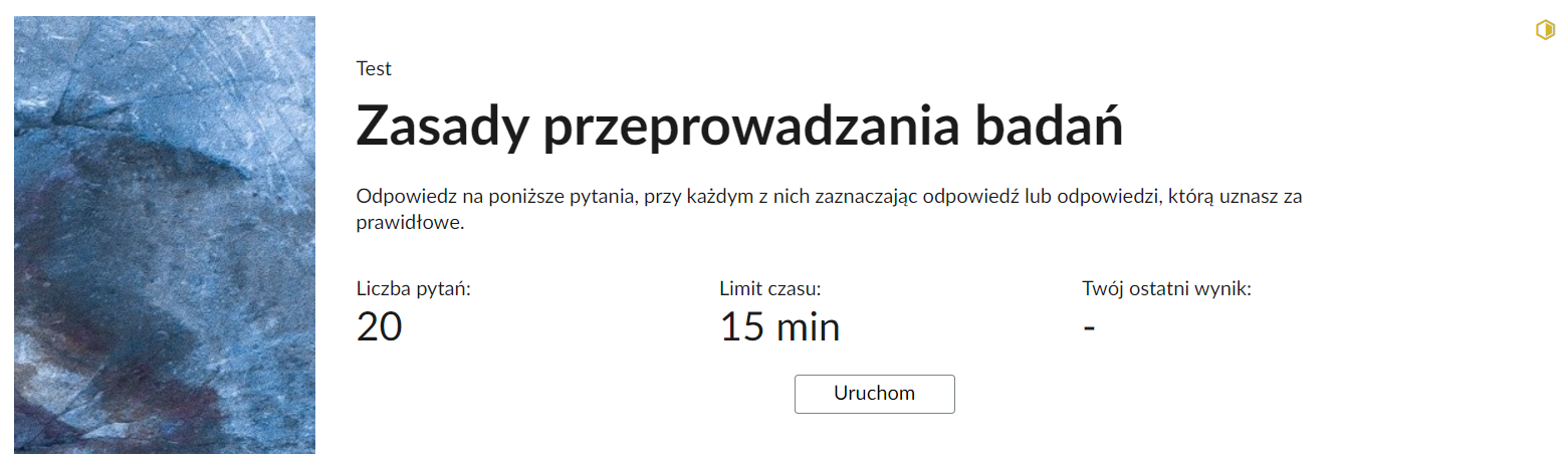 Grafika przedstawia przykładowy wygląd panelu testu. Składa się on z tytułu testu, informacji o liczbie pytań, czasie, w którym należy rozwiązać test, oraz o ostatnim uzyskanym wyniku. Poniżej widać przycisk "Uruchom".