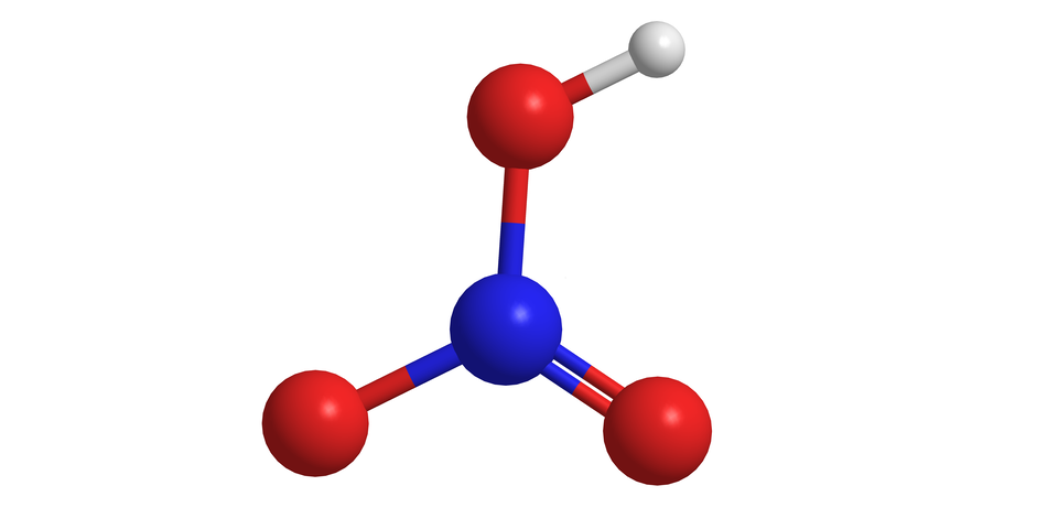 Ilustracja przedstawiająca model kulowo‑pręcikowy cząsteczki kwasu azotowego(pięć). Niebieska kulka symbolizuje atom azotu połączony z trzema atomami tlenu symbolizowanymi przez czerwone kulki, w tym z jednym za pomocą wiązania podwójnego, z drugim za pomocą wiązania pojedynczego i z trzecim podstawionym atomem wodoru, również za pomocą wiązania pojedynczego. Atom wodoru symbolizuje mała biała kulka.