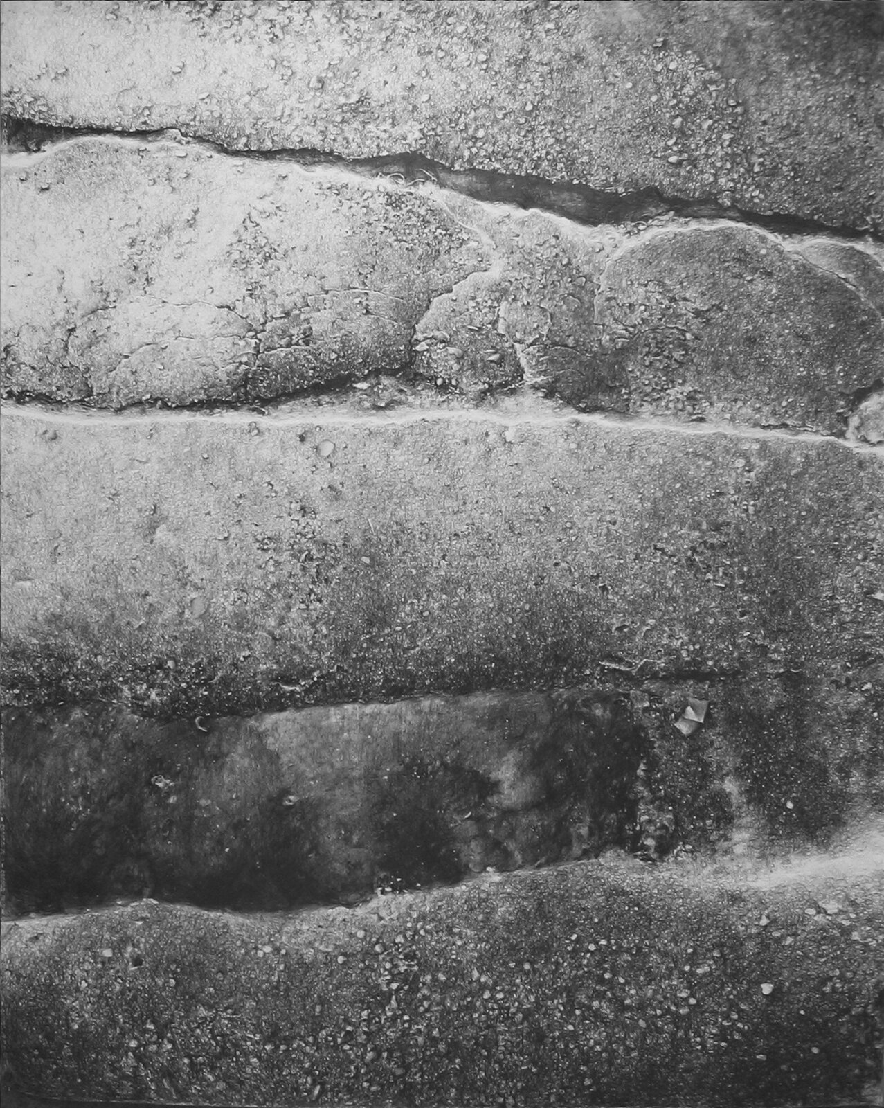 Ilustracja przedstawia rysunek „Droga jako alegoryczny obraz człowieka – asfalt”, autorstwa Katarzyny Łyszkowskiej. Monochromatyczna, utrzymana w szarościach praca ukazuje zbliżenie na popękany fragment asfaltu. Pionowa kompozycja poprzecinana jest poziomymi, nieregularnymi pasami płaszczyzn o różnej strukturze spękań i zabrudzeń, oddzielonych od siebie wąskimi, poszarpanymi szczelinami. Artystka, przy pomocy ołówka z dużą precyzją i dbałością o detal oddała każdy szczegół ukazanej na rysunku powierzchni drogi.