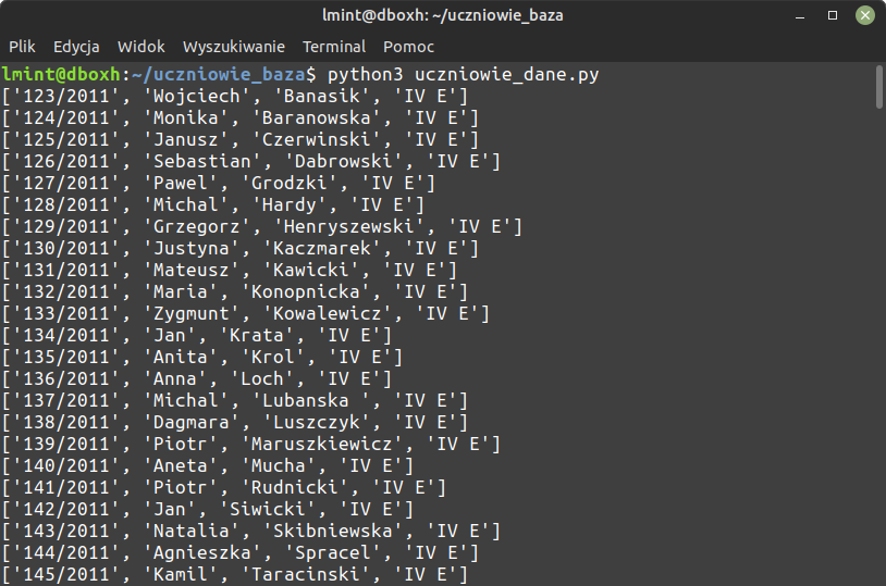 Ilustracja przedstawia wynik działania skryptu: uczniowie.dane.py uruchomionego w terminalu systemu Linux. W górnej części okna są zakładki: Plik, Edycja, Widok, Wyszukiwanie, Terminal, Pomoc. W wierszach są dane: identyfikator, imię, nazwisko, klasa. Pomiędzy kolejnymi danymi wstawiono przecinki. Każdy wiersz zaczyna się i kończy nawiasem kwadratowym. Wiersze są na szarym tle.  