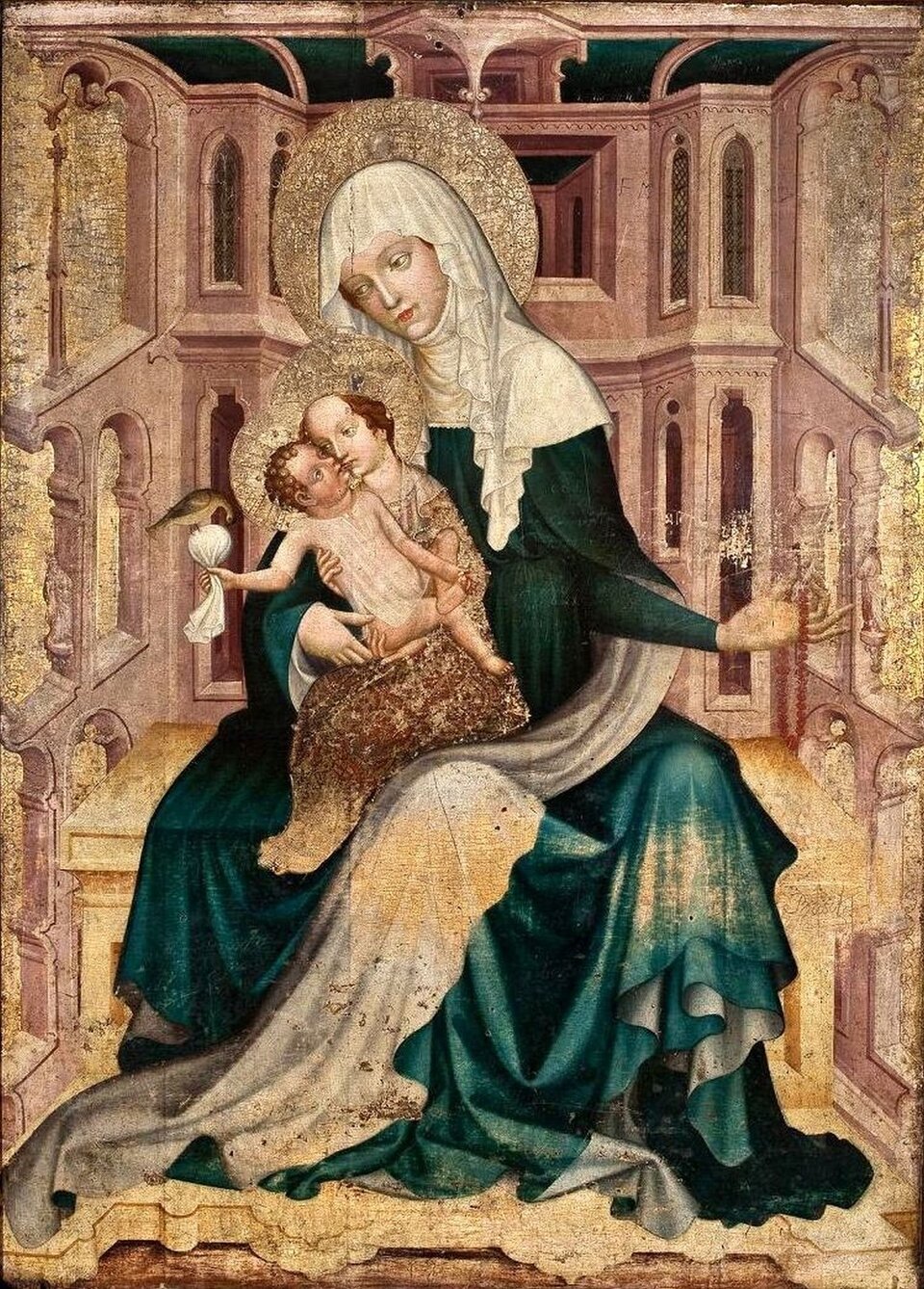 Ilustracja przedstawia obraz „Święta Anna Samotrzecia” z ok. 1400 roku.  Ukazuje na tle rozbudowanej, gotyckiej architektury siedzącą św. Annę , trzymającą na kolanach Marie przytulającą Jezusa.  Dzieciątko Jezus trzyma w prawej ręce sosułkę – płócienny woreczek wypełniony makiem i nasączony mlekiem - znak duszy ludzkiej karmiącej się Słowem Bożym i zapowiedź  Męki Pańskiej. Na sosułce siedzi szczygieł – symbol Pasji.  W lewej dłoni św. Anna trzyma różaniec. 