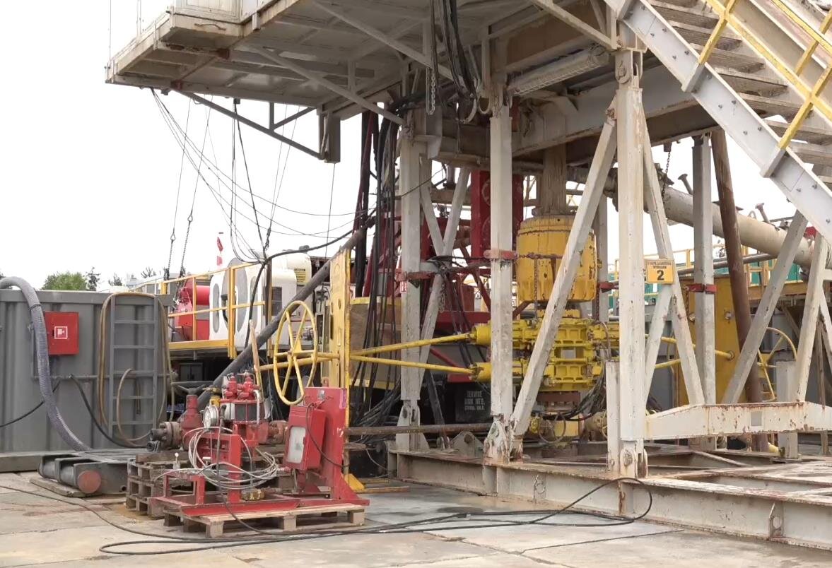 Na zdjęciu widoczny jest prewenter uniwersalny na prewenterze szczękowym podwójnym. Po lewej stronie znajduje się sprzęt wykorzystywany do przeprowadzenia prób szczelności. W prawej części ekranu znajduje się metalowa konstrukcja wiertni. Pod konstrukcją znajduje się otwór. U samego dołu znajduje się prewenter szczękowy podwójny, a nad nim głowica przeciwerupcyjna uniwersalna. Powyżej głowicy widoczny jest przewód wiertniczy. Sprzęt wykorzystywany do przeprowadzania prób szczelności znajduje się na drewnianej palecie. Składa się on metalowej konstrukcji, przewodów i zaworu.