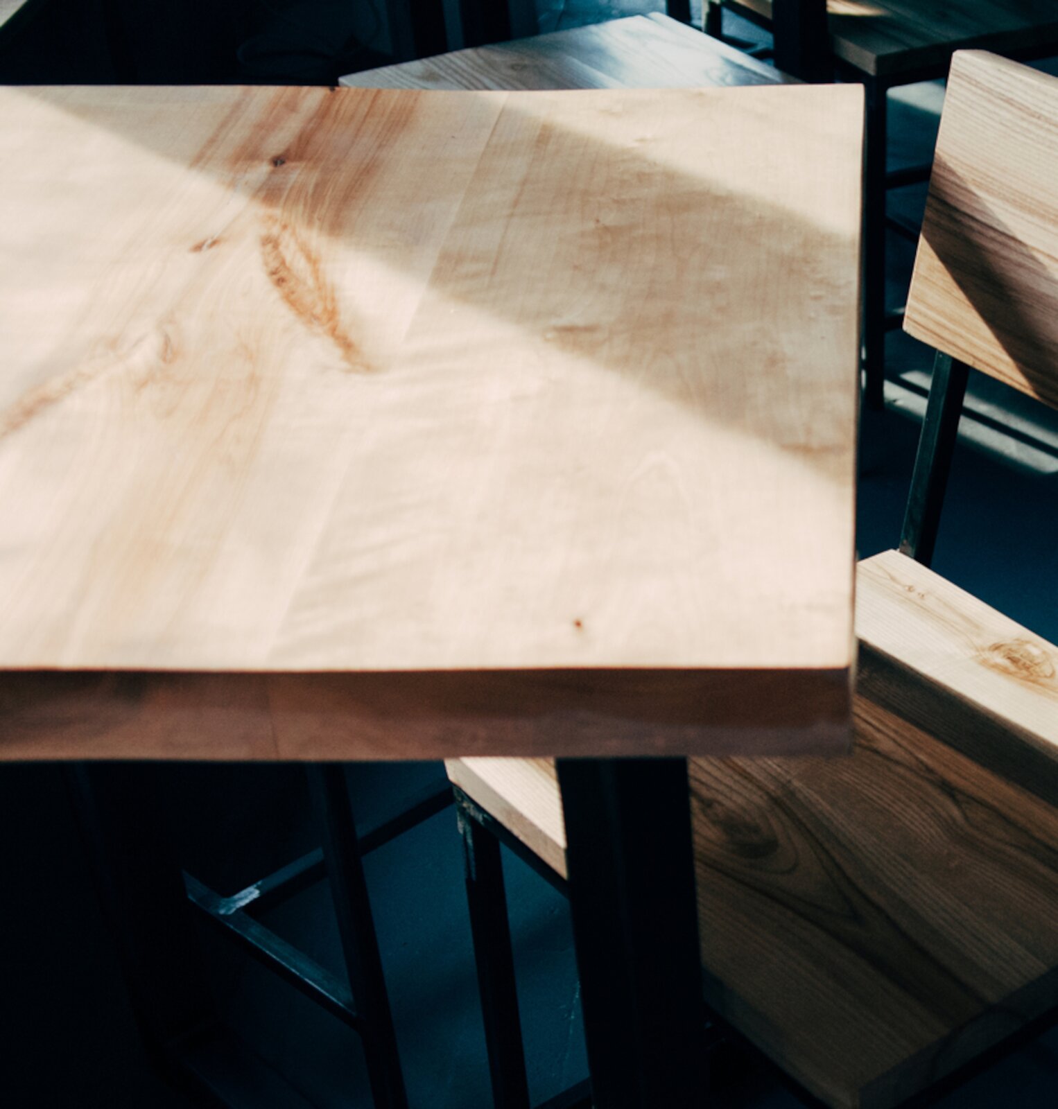 Ilustracja przedstawia stół