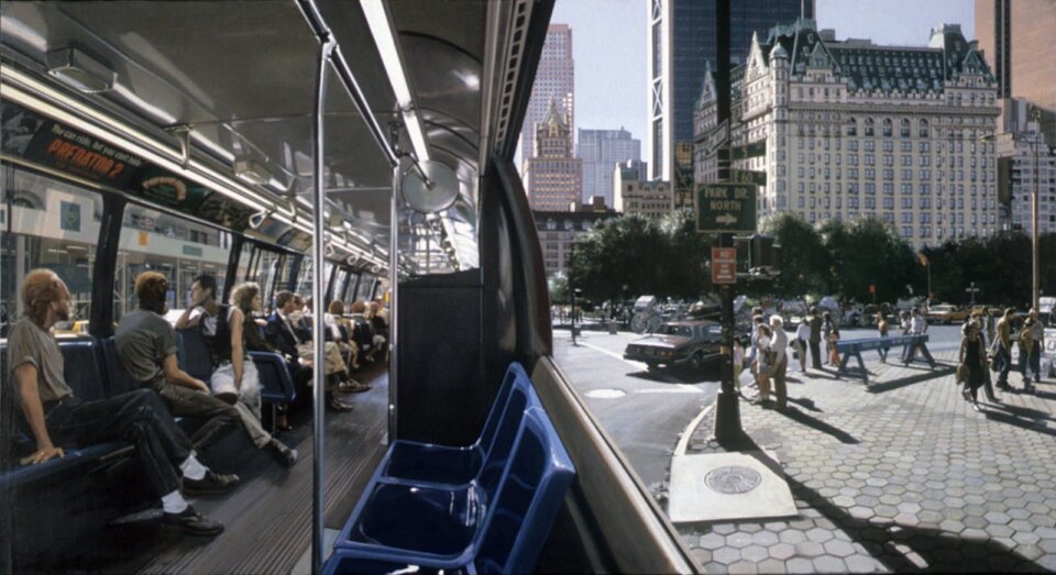 Ilustracja w formie prostokąta przedstawia realistyczny obraz, na którym namalowane zostało wnętrze autobusu jadącego przez tętniące życiem ulice dużego miasta. Wewnątrz autobusu namalowano siedzenia, uchwyty, siedzących pasażerów oraz reklamy znajdujące się nad siedzeniami. Każdy z pasażerów jest wyjątkowy – wygląda i jest ubrany inaczej niż reszta pasażerów. Z prawej strony, zza okna autobusu wyłania się tętniące życiem miasto – ruch uliczny oraz pieszy, a w tle górujące wieżowce.