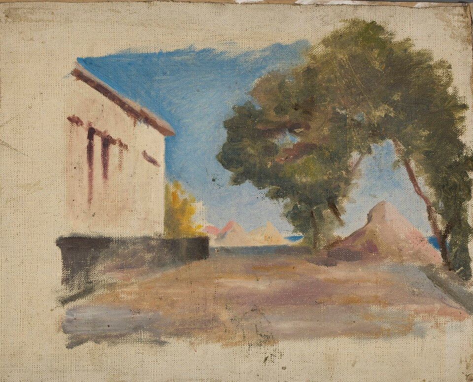 Obraz przedstawia jasny, parterowy budynek po lewej stronie i rozłożyste drzewo po prawej. Pomiędzy budynkiem a drzewem jest plac. W tle są skały, fragment morza oraz bezchmurne, błękitne niebo.