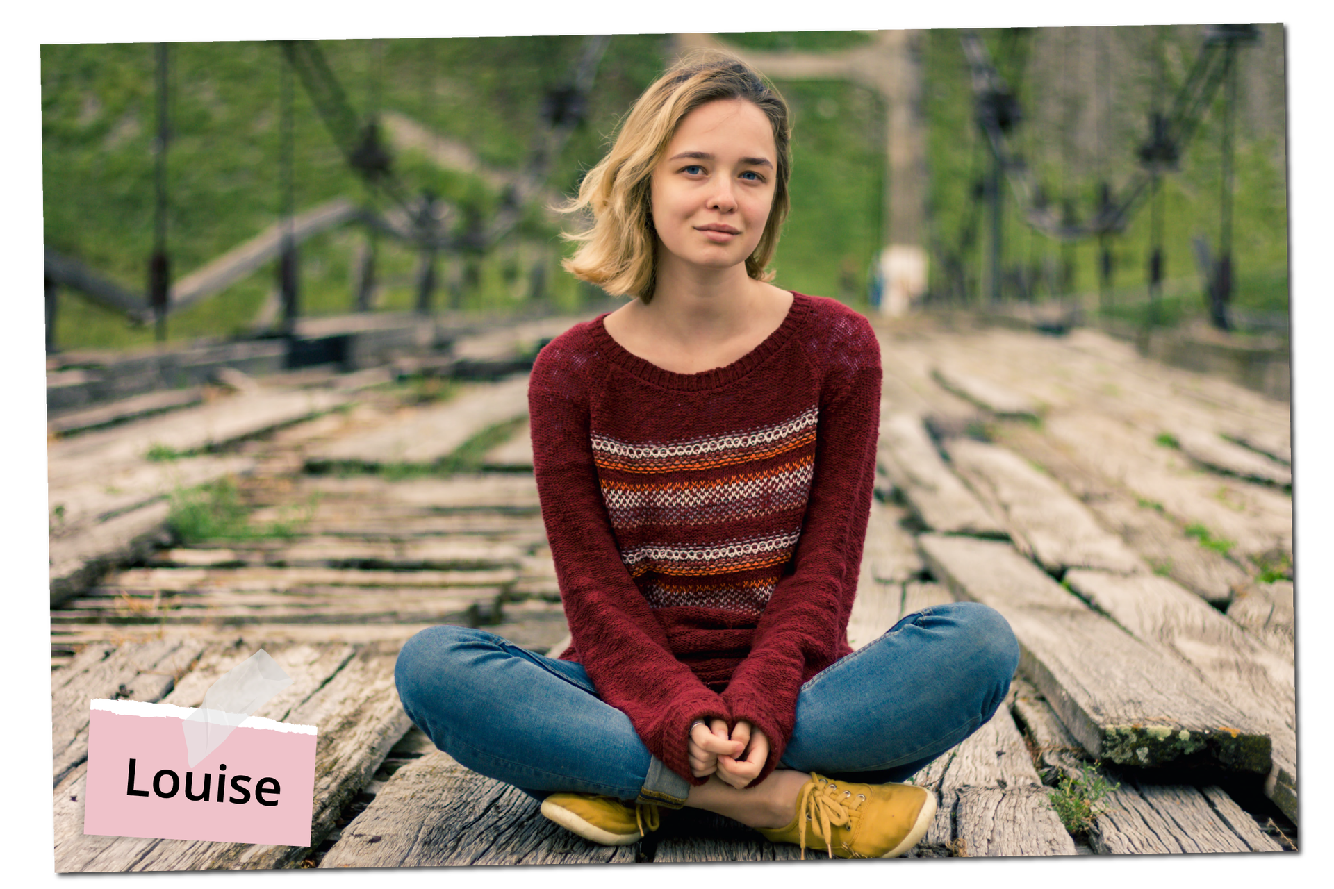 Na zdjęciu widoczna jest nastoletnia dziewczyna o blond włosach, siedząca na starym moście. Jest ubrana w czerwony sweter, dżinsy i żółte trampki. Na zdjęciu znajduje się podpis: Louise. 
