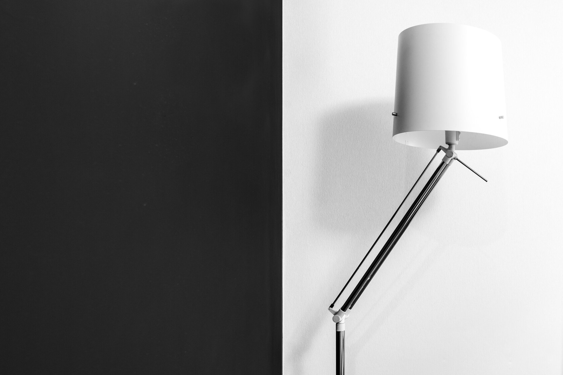 Ilustracja przedstawia lampę stojącą.