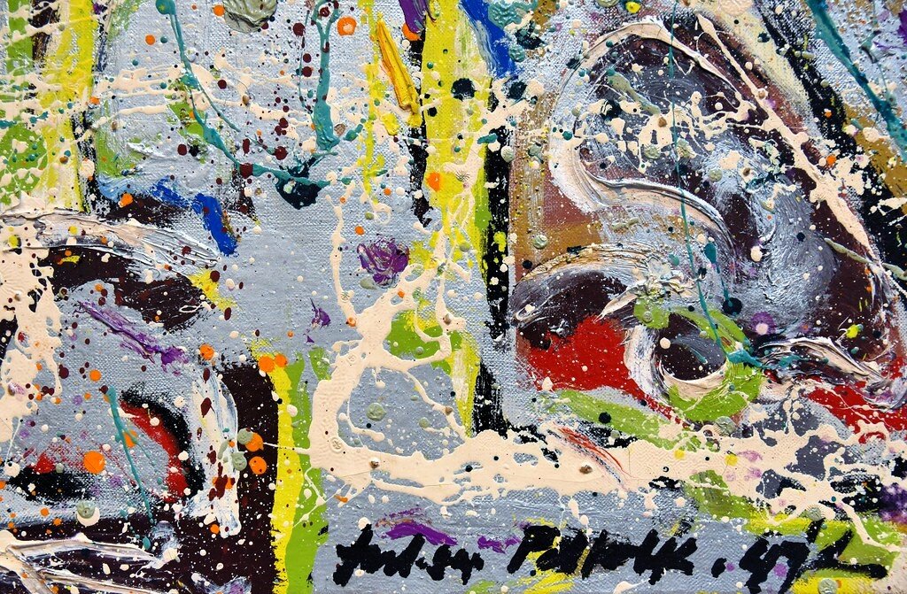 Obraz abstrakcyjny. Powstał przez rozlewanie farby w wielu kolorach, nakładających się na siebie w nieregularnych kształtach. Występują tu długie rozlane, nieregularne plamy, po kleksy i wiele małych kropli. Obraz jest zróżnicowany temperaturowo, od barw zimnych, poprzez ciepłe po gorące.
