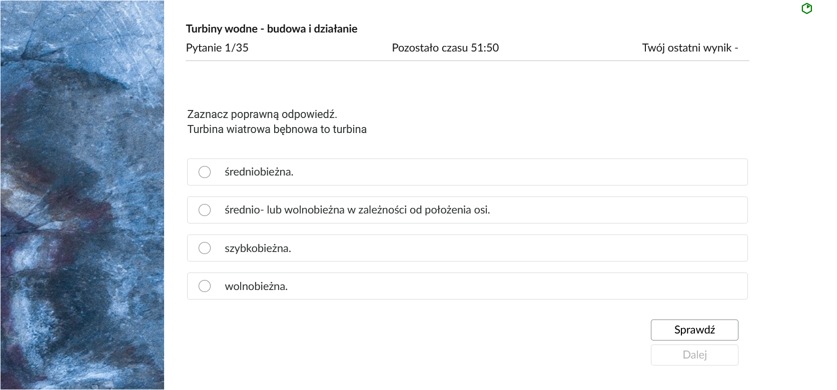 Grafika przedstawia przykładowe zadanie testowe. Ponad poleceniem widać numer pytania, czas, który pozostał na wypełnianie testu, oraz ostatni uzyskany wynik. Pod poleceniem znajdują się możliwe odpowiedzi. W prawym dolnym rogu panelu z zadaniem znajdują się dwa przyciski. Są to "Sprawdź" oraz "Dalej".