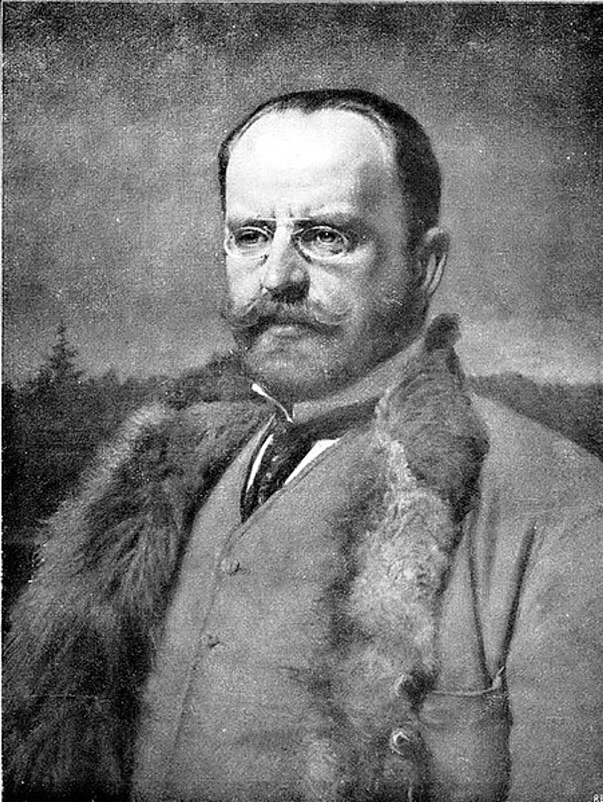 Ilustracja przedstawia portret dojrzałego mężczyzny w binoklach na nosie. Ma zarost z podkręconym wąsem i duże zakola na głowie. Jest ubrany w koszulę z wysokim kołnierzem i krawatem, kamizelkę i kożuch. 