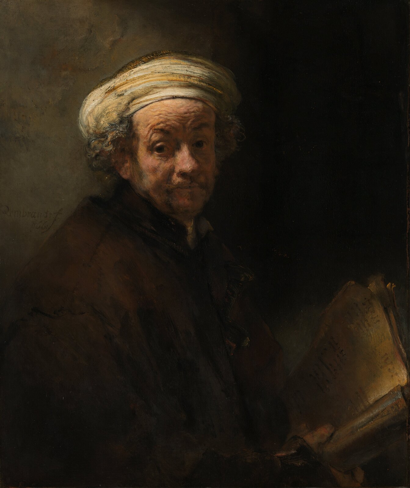 Ilustracja przedstawia obraz Rembrandta van Rijna „Autoportret jako Paweł Apostoł”. Na ciemnym tle znajduje się malarz ukazany jako starszy mężczyzna. Ustawiony jest bokiem, ale głowę ma odwróconą centralnie i patrzy w stronę widza. Ma na sobie brązowy strój. Na głowie założoną ma zawiniętą białą chustę, spod której wystają kręcone włosy. Broda pokryta jest zarostem. W prawym ręku trzyma otwartą księgę. Tło obrazu utrzymane jest w szaro-brązowych barwach, jaśniejsze z lewej strony.