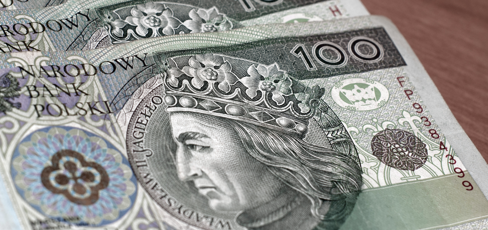 Na ilustracji znajdują się dwa stuzłotowe banknoty.