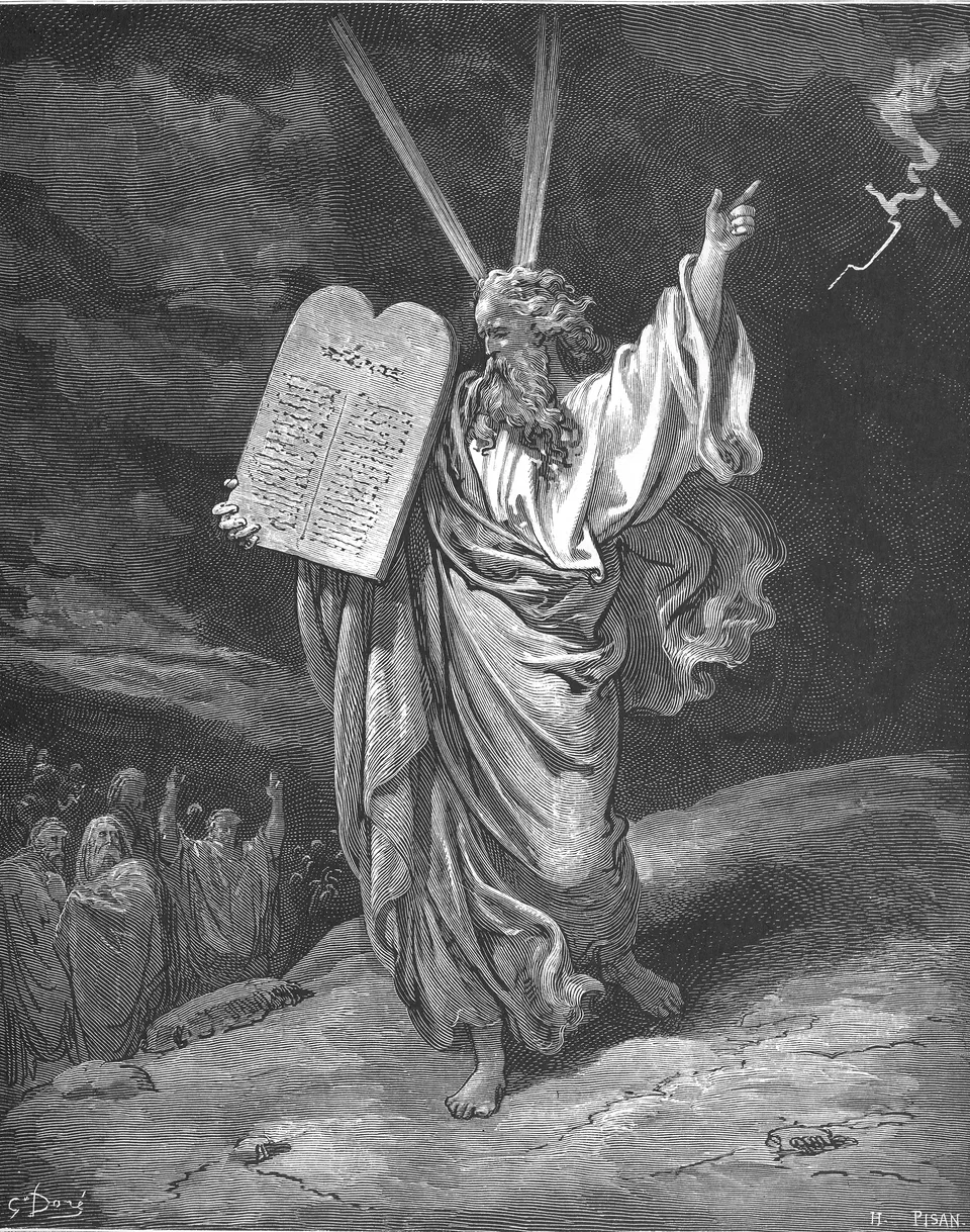 Ilustracja przedstawia starego mężczyznę, stojącego na niewielkim wzgórzu, ubranego w długie szaty i trzymającego w jednym ręku dwie prostokątne, kamienne tablice, zakończone półkolem. Tablice są gęsto zapisane. Mężczyzna wskazuje palcem na niebo. Nad nim widać błyskawicę. W lewym dolnym rogu widać grupę ludzi przyglądających się Mojżeszowi. Jeden człowiek uniósł obie ręce do góry.