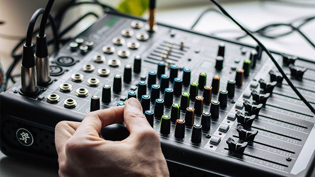 Wybór fizycznego wyjścia ścieżki w trybie „send”