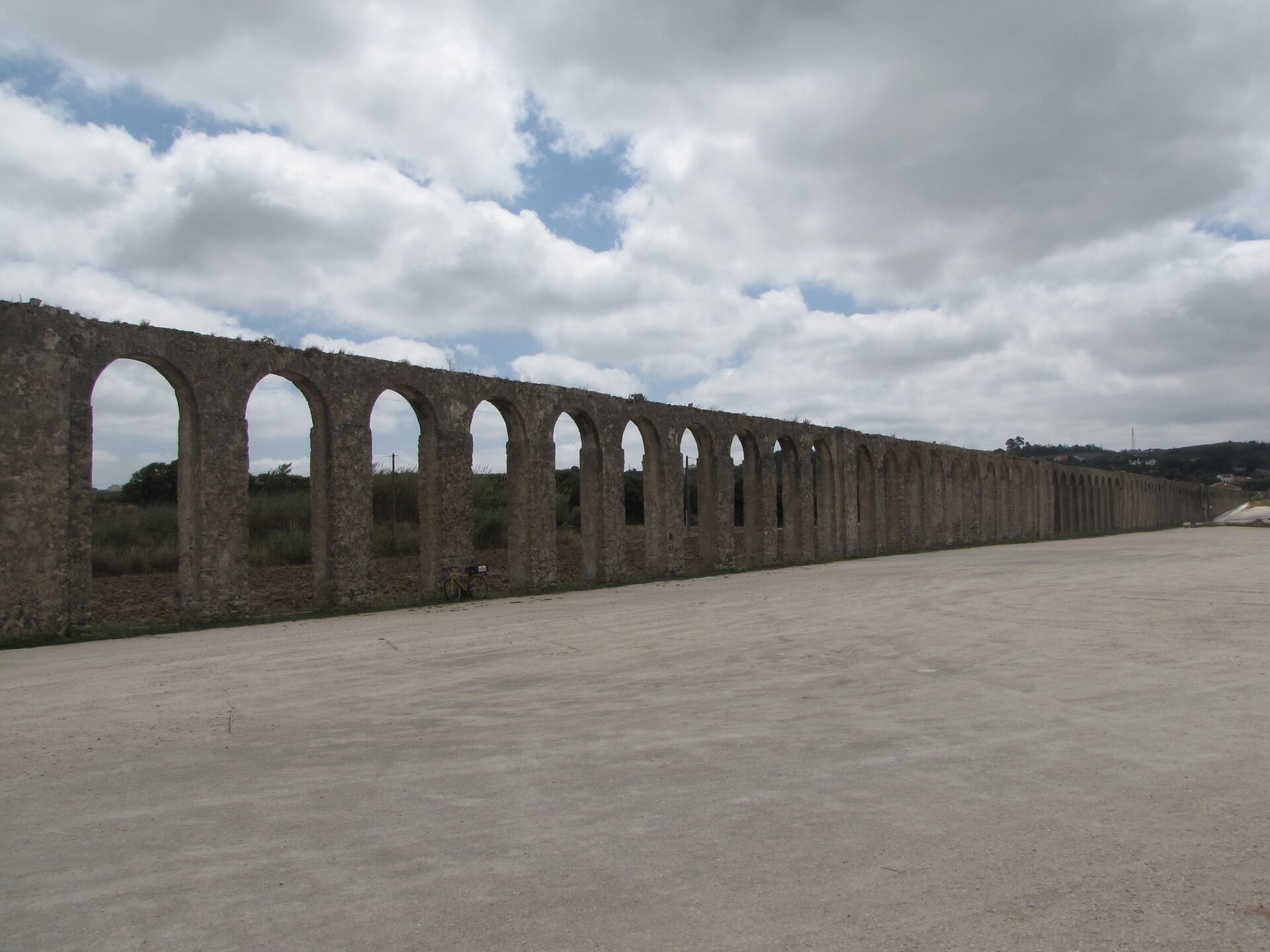 Zdjęcie przedstawia kamienny akwedukt.
