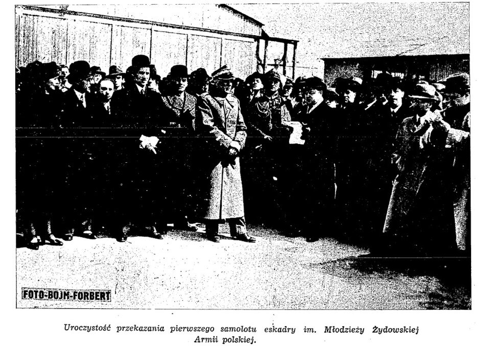 Zdjęcie przedstawia grupę ludzi, która stoi w rzędzie.