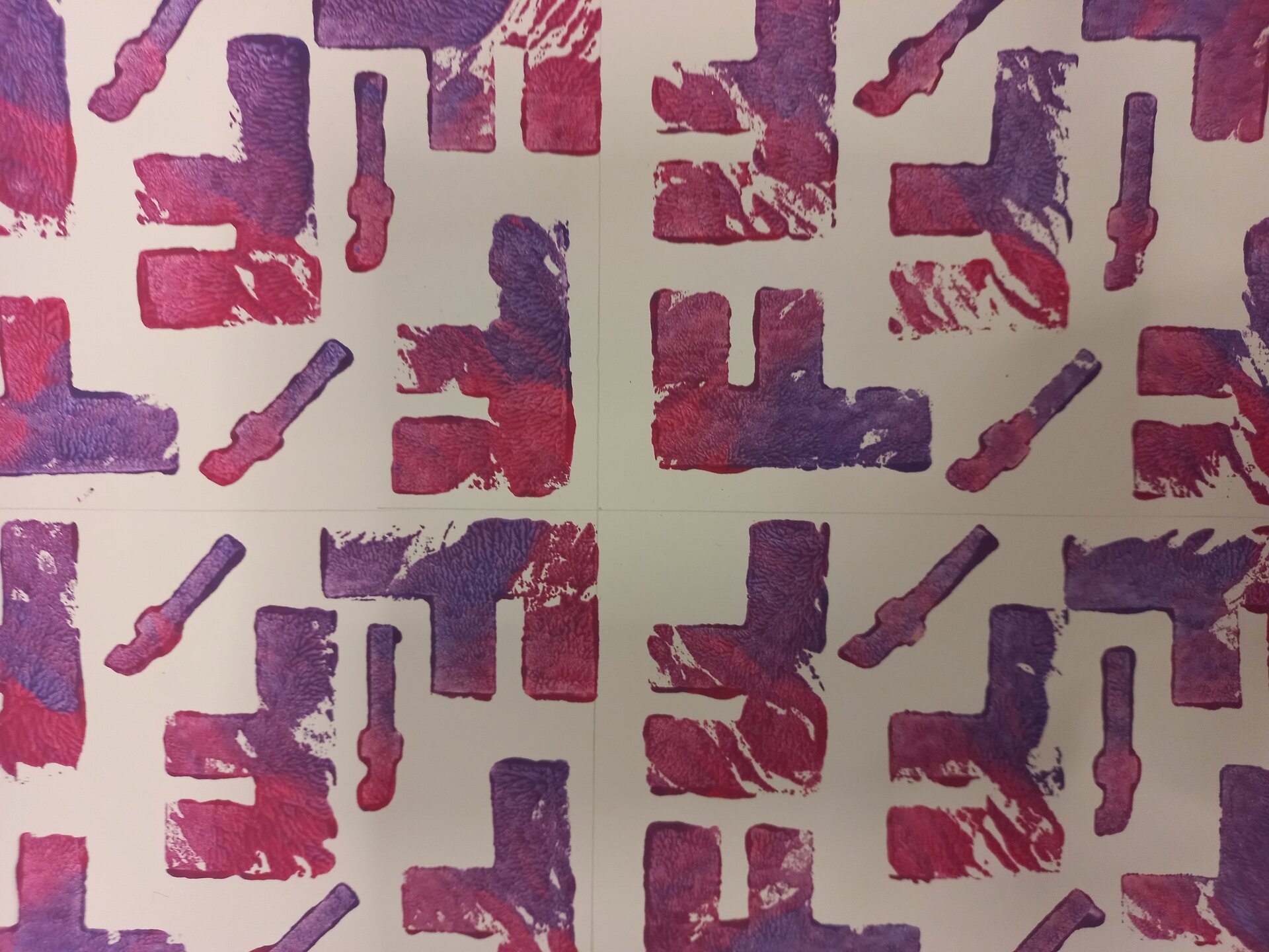 Ilustracja przedstawia pracę plastyczną wykonaną za pomocą pieczątek. Została tu zastosowana kompozycja rytmiczna, duża i mała litera F powtarzają się regularnie na przemian.