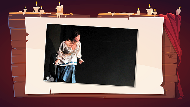 Ilustracja przedstawia kobietę na scenie teatralnej. Jest ubrana w prosty, jasny strój przypominający koszulę z opuszczonymi ramionami i długą, ciemną spódnicę. Ma rozpuszczone włosy. Jej postawa jest dynamiczna, z lekko ugiętymi kolanami i otwartymi ustami, co sugeruje, że śpiewa, mówi lub jest w trakcie intensywnego ruchu. Tło po prawej stronie jest całkowicie ciemne, a po lewej widoczne są fragmenty scenografii.