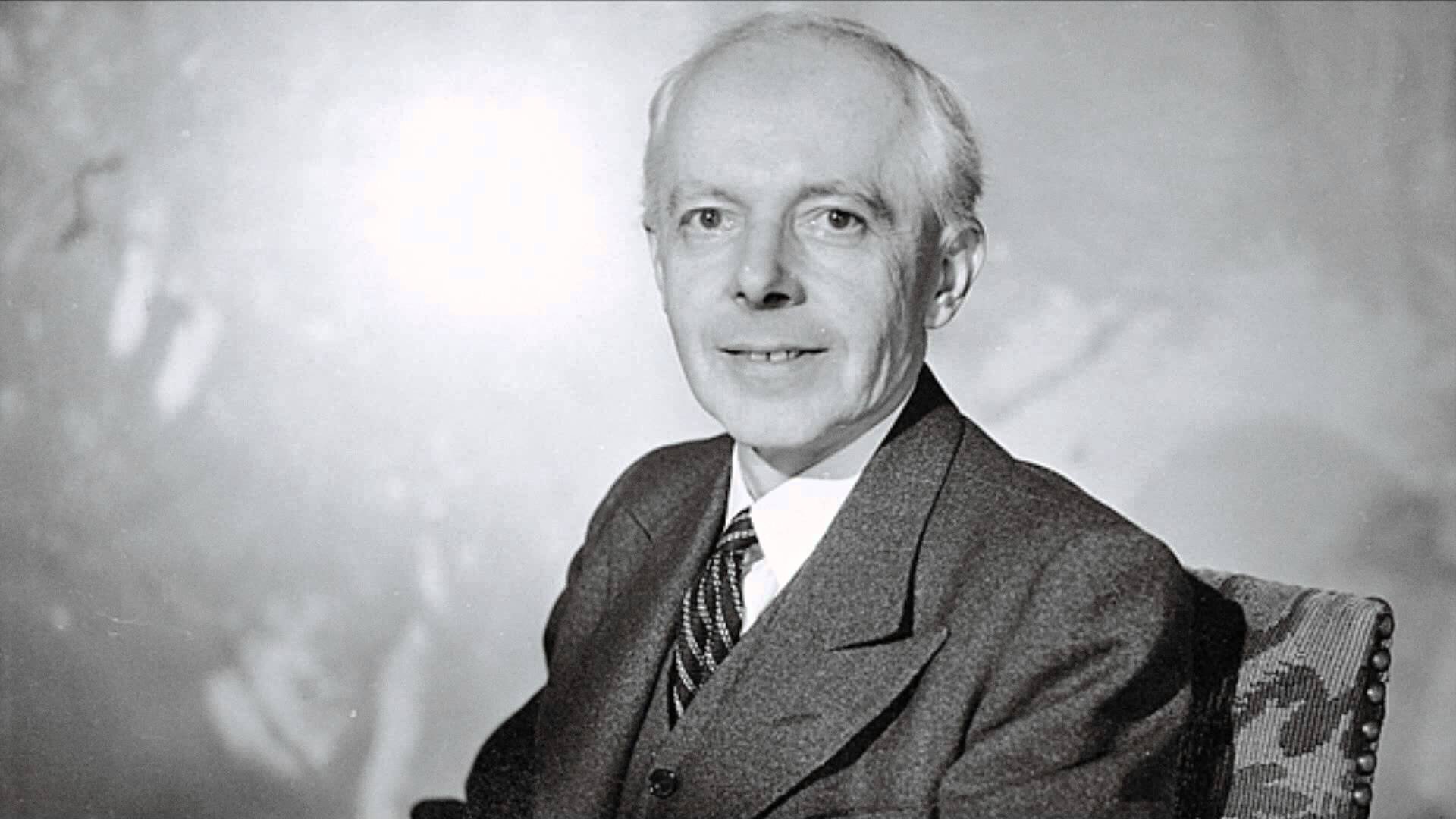 Ilustracja przedstawia uśmiechniętego Bela Bartoka. Starszy mężczyzna ukazany jest w pozycji siedzącej. Ubrany jest w marynarkę oraz koszulę z krawatem.