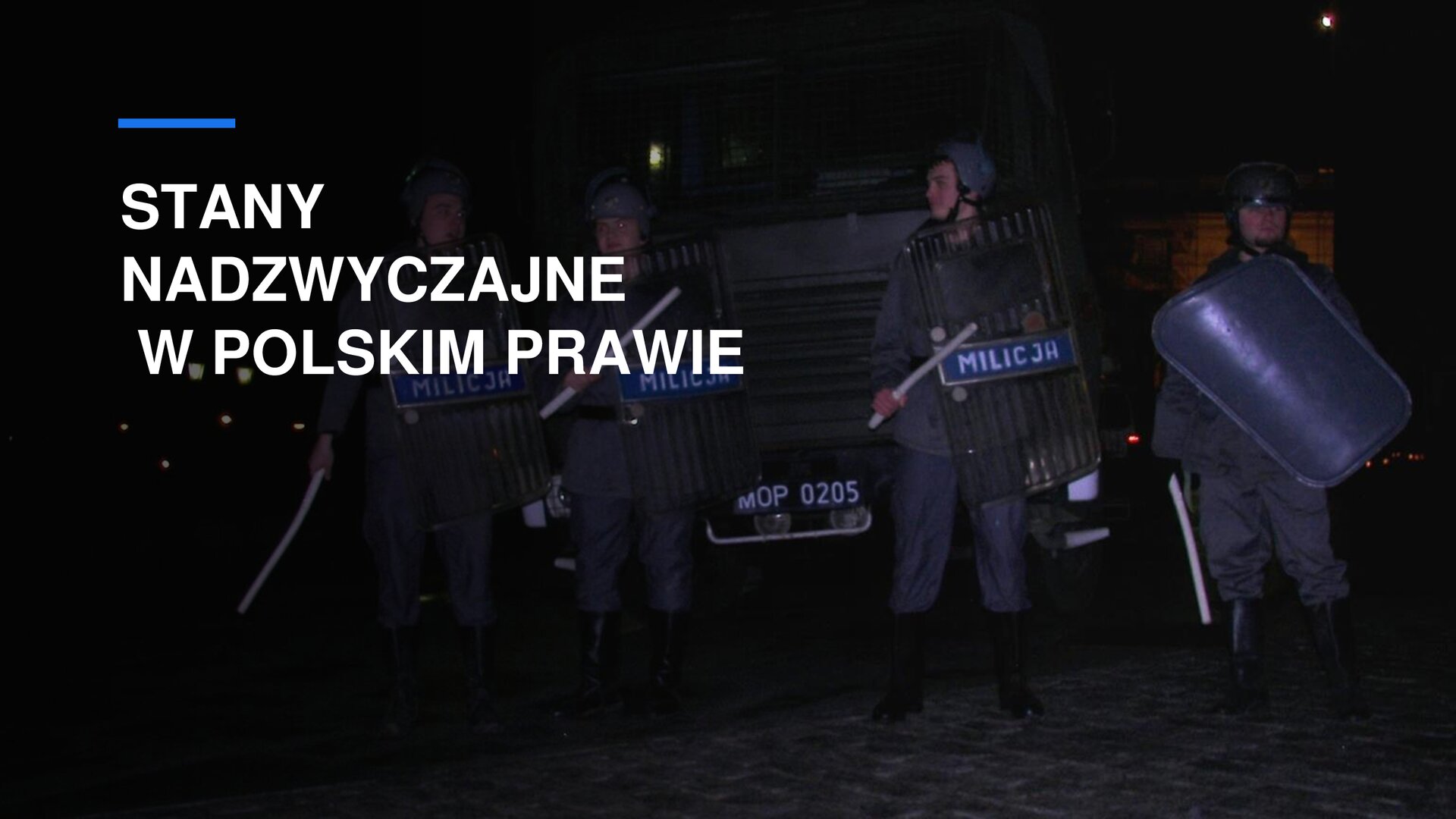 Slajd ze zdjęciem przedstawiającym czterech mężczyzn w szarych mundurach i hełmach. W dłoniach trzymają tarcze z napisem „Milicja” oraz białe pałki. Za nimi duży samochód policyjny. W lewym górnym rogu napis: „Stany nadzwyczajne w polskim prawie”.