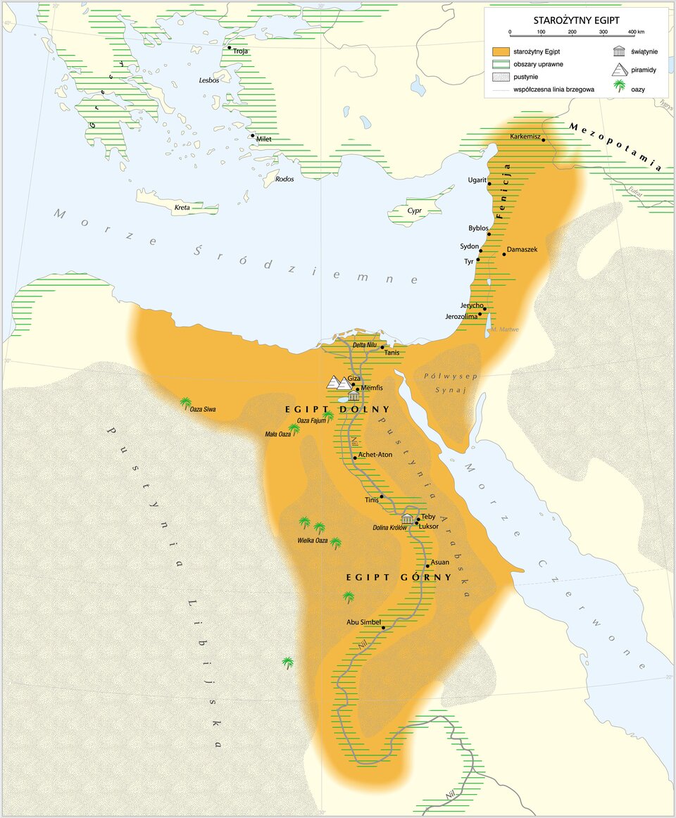 Mapa przedstawia starożytny Egipt zaznaczony jednolitym pomarańczowym kolorem, który obejmuje wąski pas wzdłuż Nilu – od Delty na północy (Egipt Dolny) po Abu Simbel na południu (Egipt Górny). Zielone paski oznaczają obszary uprawne skoncentrowane wzdłuż rzeki. Wyróżniono główne miasta (m.in. Memfis, Teby, Asuan), piramidy (np. w Gizie), świątynie (np. Abu Simbel) i oazy (zielone palmy). Mapa uwzględnia także pustynie (jasnobeżowy kolor) oraz współczesną linię brzegową. Wyraźnie ukazano zależność starożytnego Egiptu od żyznego pasa wzdłuż Nilu.