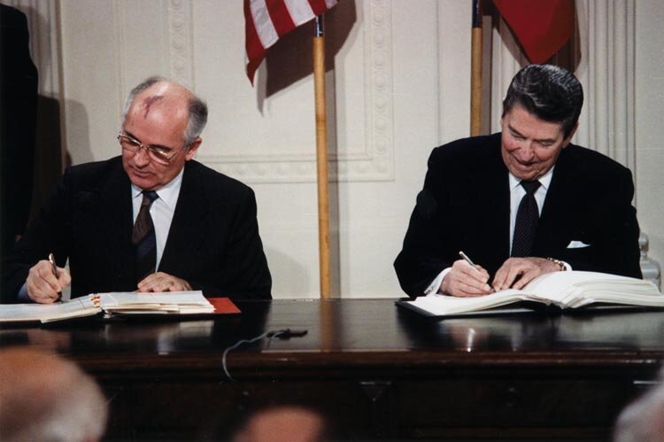 Michaił Gorbaczow i Ronald Reagan Źródło: White House Photographic Office, Michaił Gorbaczow i Ronald Reagan , Fotografia, The Ronald Reagan Library, domena publiczna.