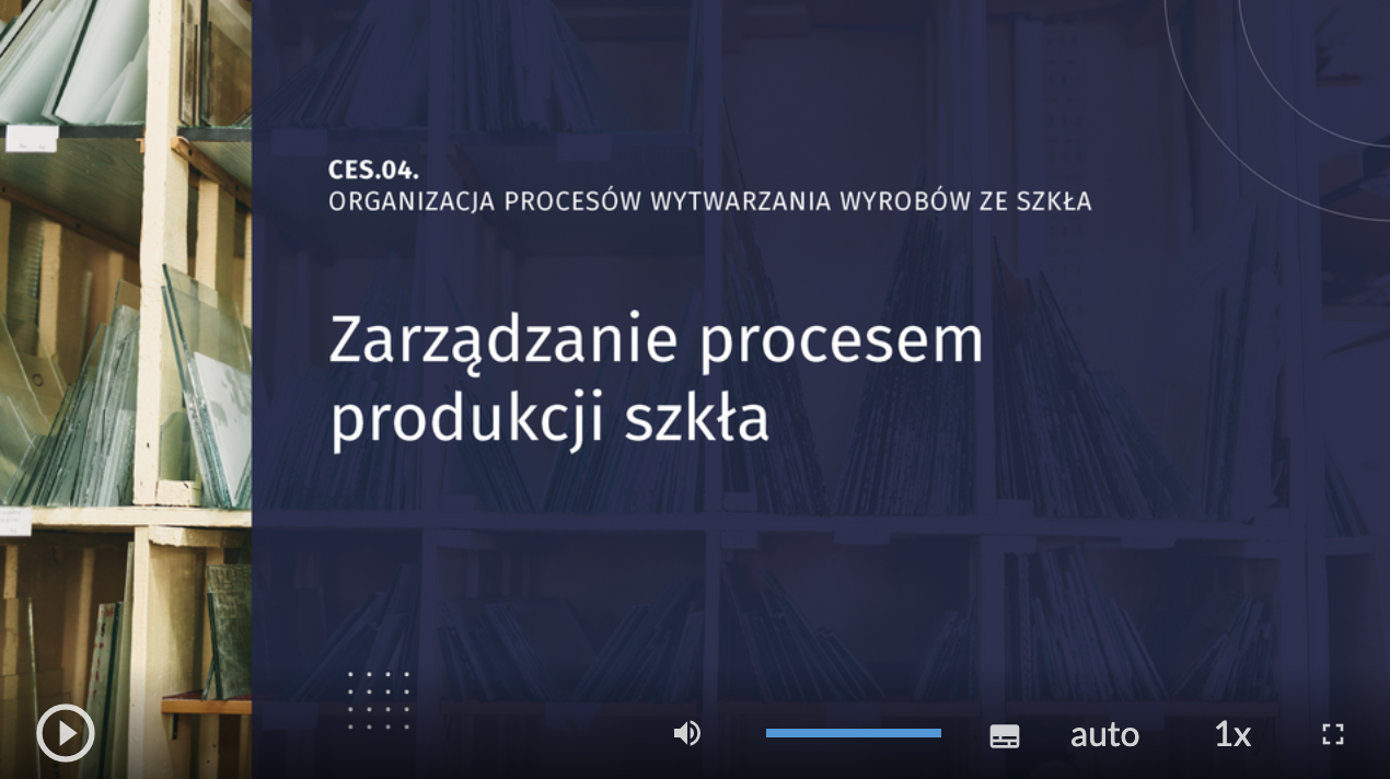Na zrzucie ekranu klatka filmu instruktażowego CES 04 Organizacja procesów wytwarzania wyrobów ze szkła, Zarządzanie procesem produkcji szkła. W tle duży regał z pociętymi taflami szkła na różne wielkości. Na znajdującym się na dole ekranu pasku nawigacyjnym umieszczone są standardowe ikony uruchamiania filmu, audiodeskrypcji, głośności, napisów, jakości, powiększenia i wyświetlania na pełnym ekranie.