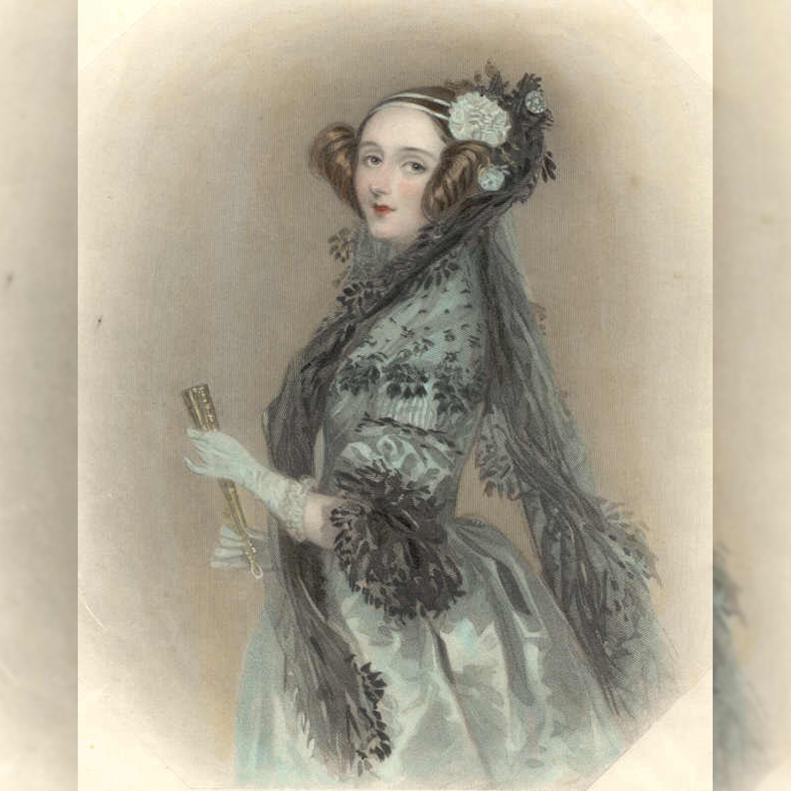 Zdjęcie przedstawia zwróconą półprofilem kobietę. Kobieta ubrana jest w strojną suknię. Na głowie ma przepaskę zdobioną kwiatem, na rękach rękawiczki, w dłoniach trzyma złożony wachlarz.