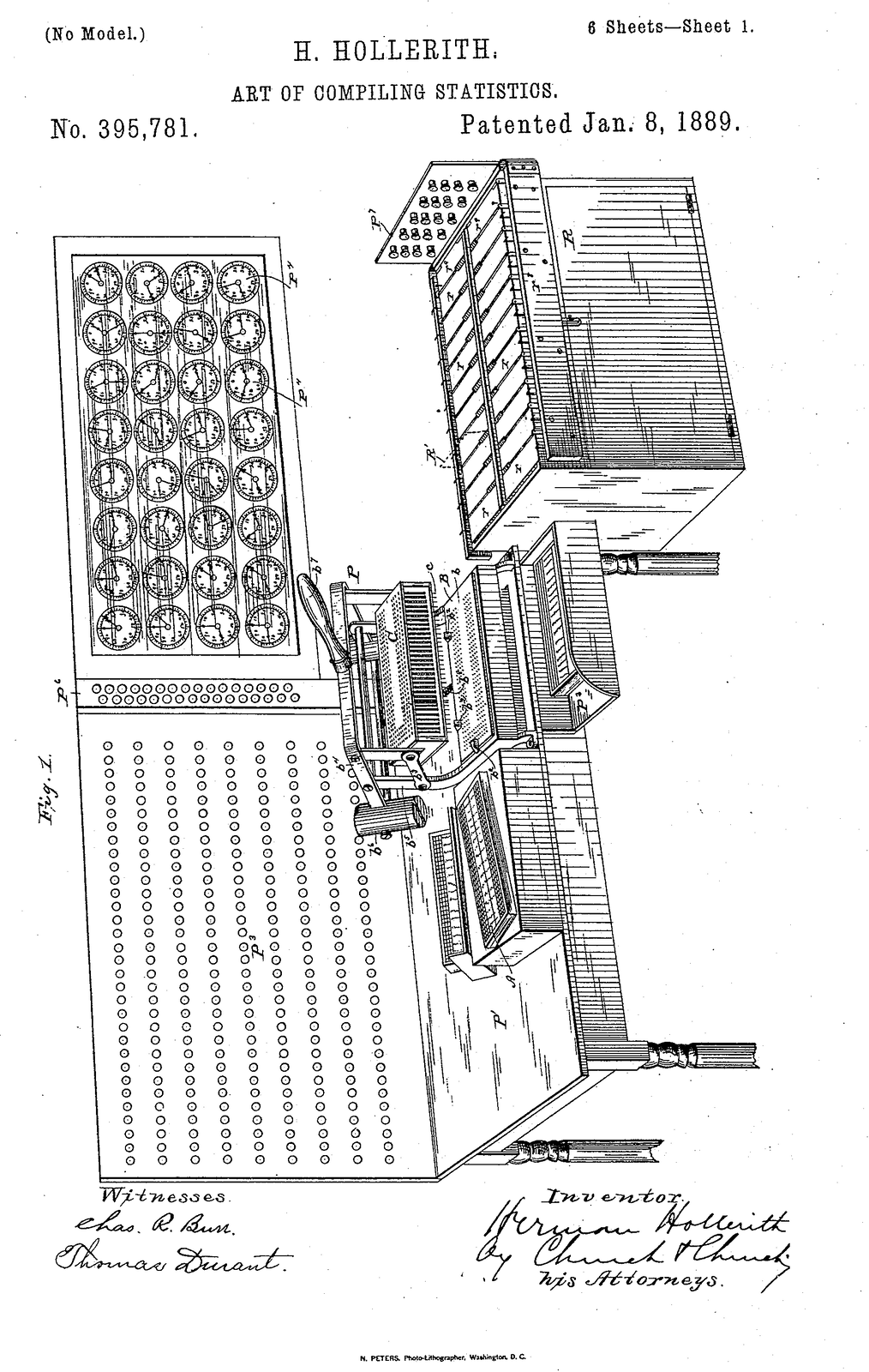 Rysunek przedstawia maszynę licząco‑analityczną. Widoczne są zegary oraz tablica z otworami. Przy części biurkowej znajdują się matryce. Na rysunku zapisano, że została opatentowana w styczniu 1889 roku.