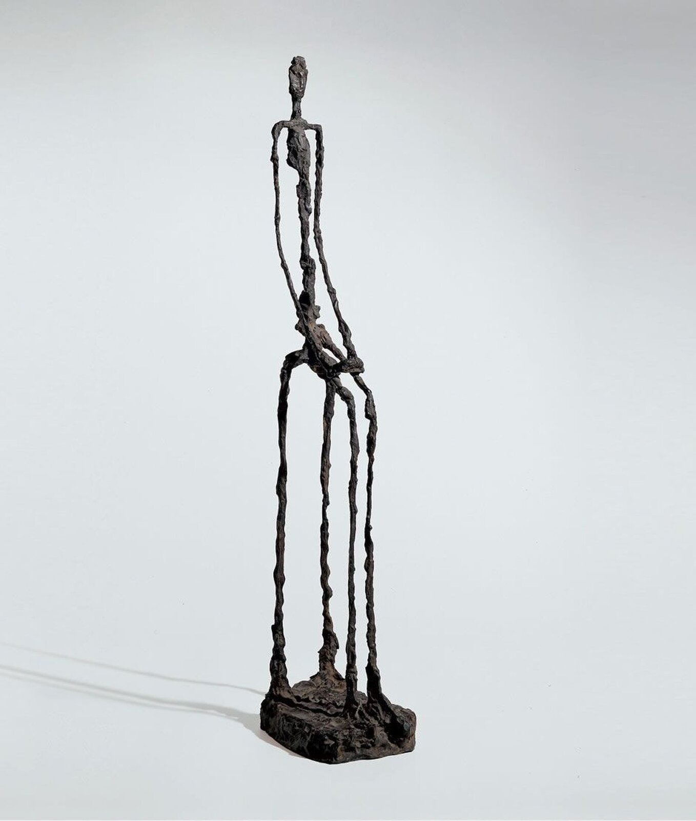 Ilustracja o kształcie pionowego prostokąta przedstawia rzeźbę Alberta Giacomettiego „Kobieta siedząca”.  Ukazuje fotografię smukłej postaci o konstrukcji szkieletowej. Podstawą jest niewielkich rozmiarów płyta o kształcie kwadratu. Ręce postaci spoczywają na kolanach. Posiada chropowatą fakturę. Tło fotografii jest białe. 