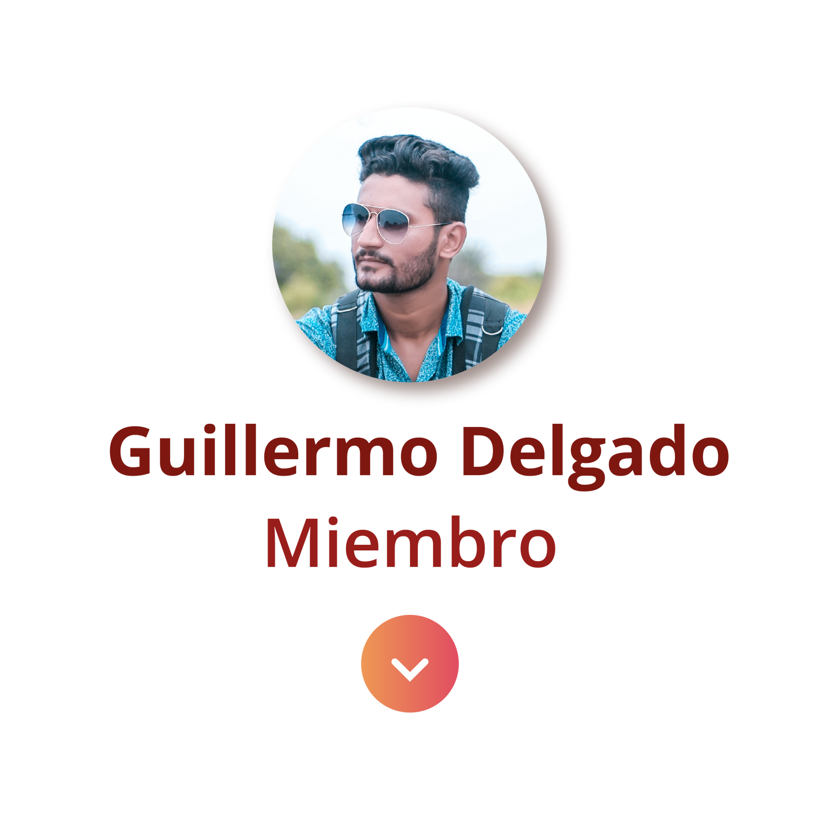 Na zdjęciu widoczny jest mężczyzna, podpisany jako Guillermo Delgado. Ma on ciemne, krótkie włosy, zarost i okulary przeciwsłoneczne. 