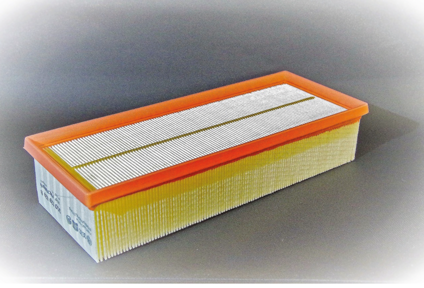 Zdjęcie przedstawia prostopadłościenny papierowy filtr powietrza.