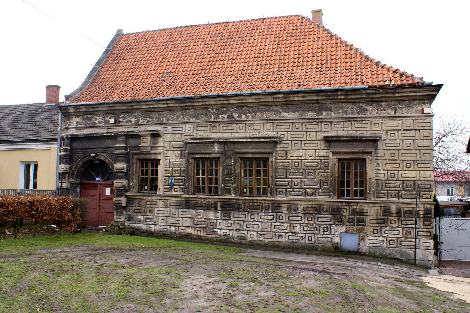 Dom Ariański w Pińczowie; widoczne ciemne wilgotne skupiska pleśni