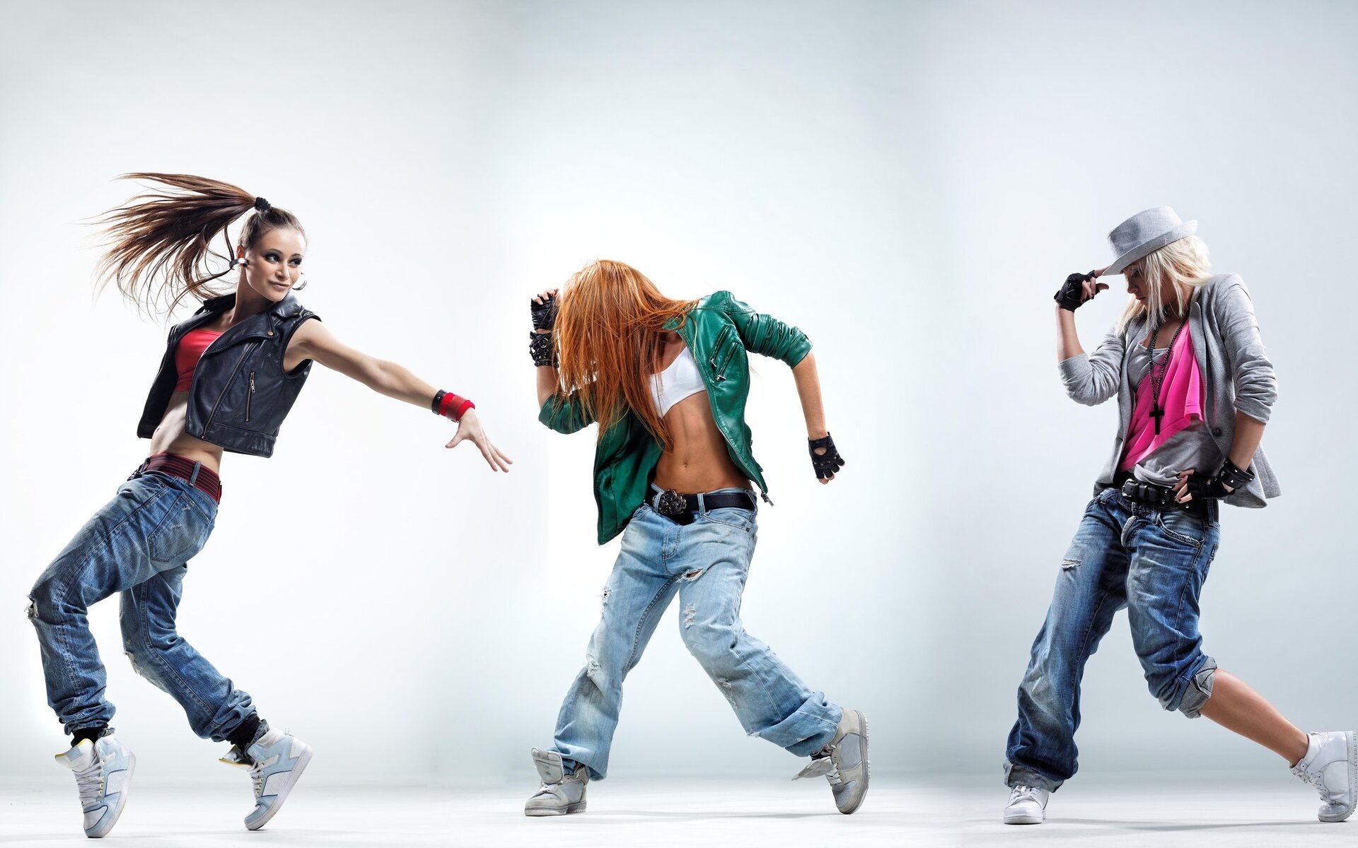 Ilustracja przedstawia modę hiphopową. Ukazuje ona tańczące trzy młode kobiety. Ubrane są w stylu hiphopowym, mają luźne spodnie dżinsowe, białe adidasy.