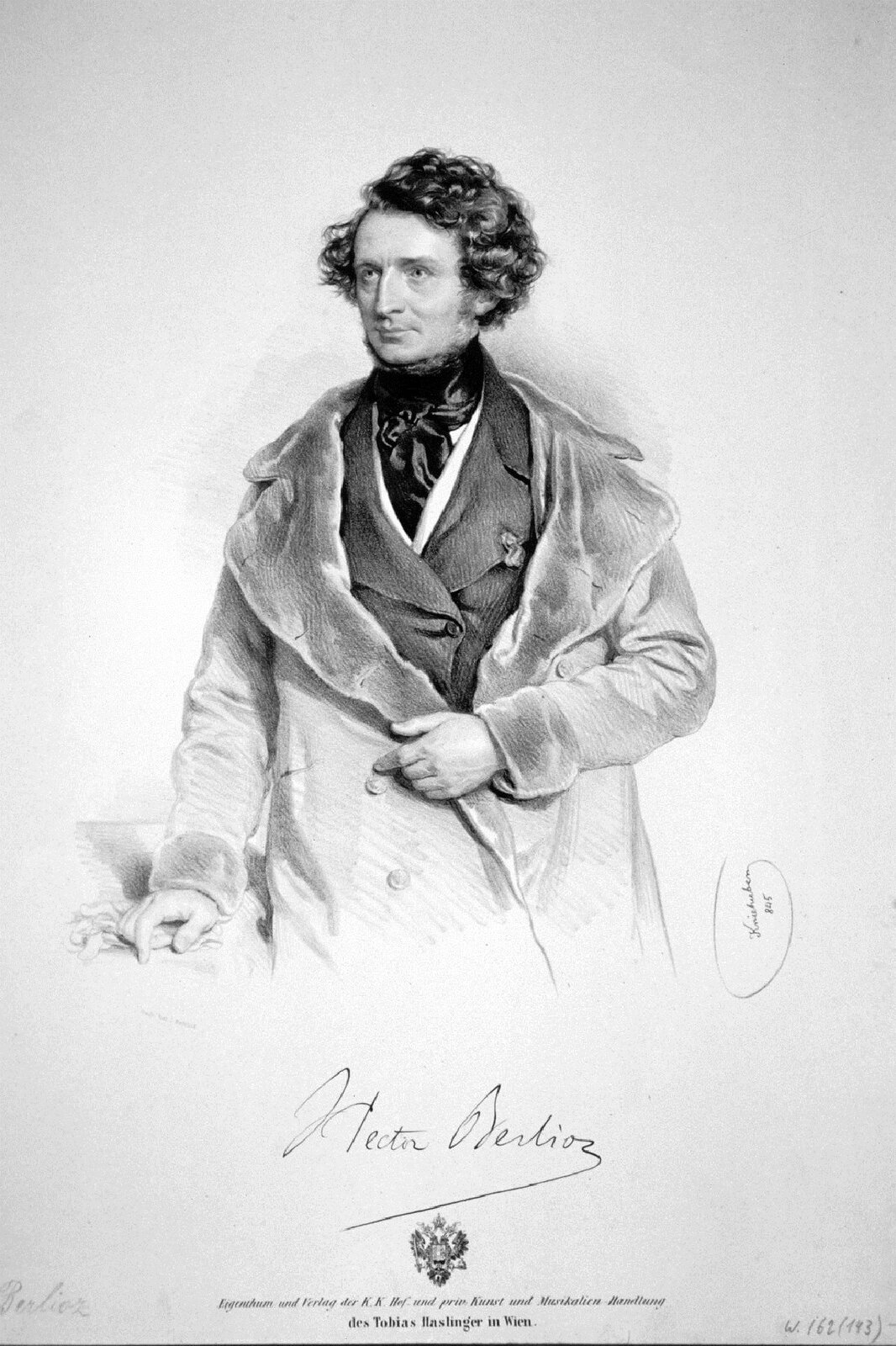 Ilustracja przedstawia litografię autorstwa Josefa Kriehubera z 1845 roku. Fotografia ukazuje postać francuskiego kompozytora Hektora Berlioz. Mężczyzna ma ciemne, dłuższe włosy. Ubrany jest w marynarkę, na którą ma założony płaszcz. Pod szyją ma zawiązaną chustę. Postać spogląda w lewą stronę. Jedną rękę trzyma na wysokości brzucha. Drugą ręką opiera się o stół. Ilustracja jest czarno-biała.